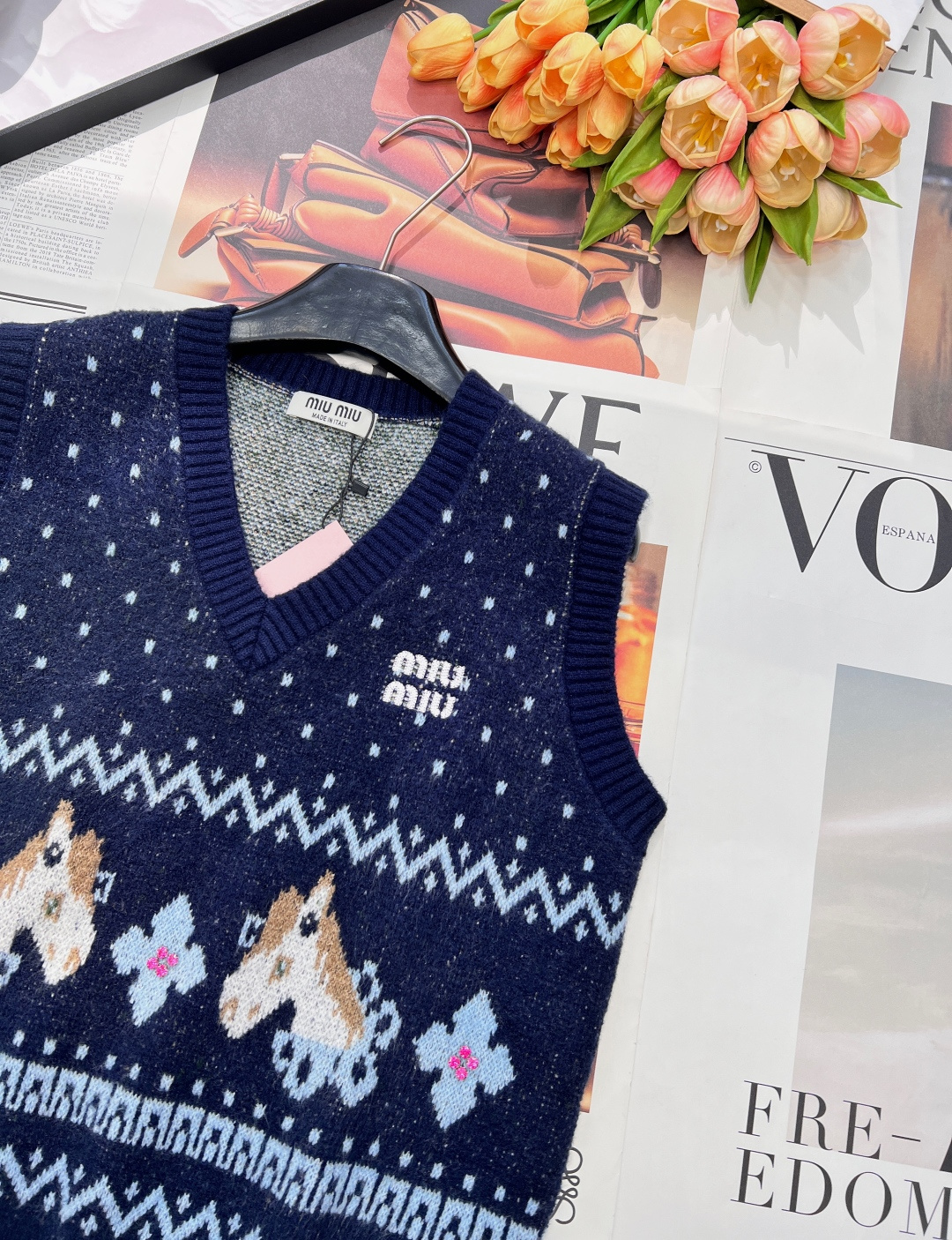 🆕MIU MIU 2026新款V领无袖针织背心，把复古浪漫与新年仪式感狠狠拿捏！雪花点纹错落交织，为衣身