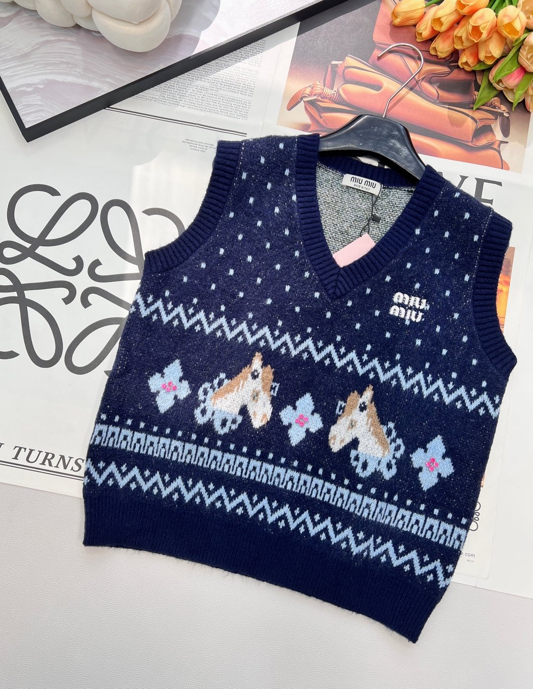 🆕MIU MIU 2026新款V领无袖针织背心，把复古浪漫与新年仪式感狠狠拿捏！雪花点纹错落交织，为衣身