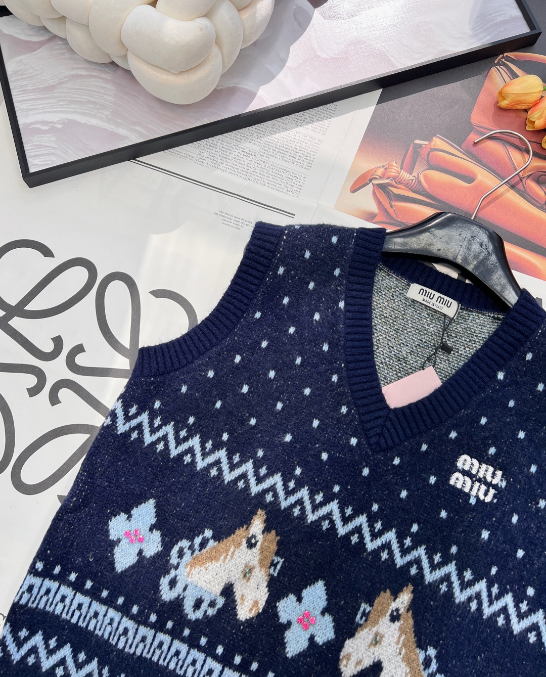 🆕MIU MIU 2026新款V领无袖针织背心，把复古浪漫与新年仪式感狠狠拿捏！雪花点纹错落交织，为衣身