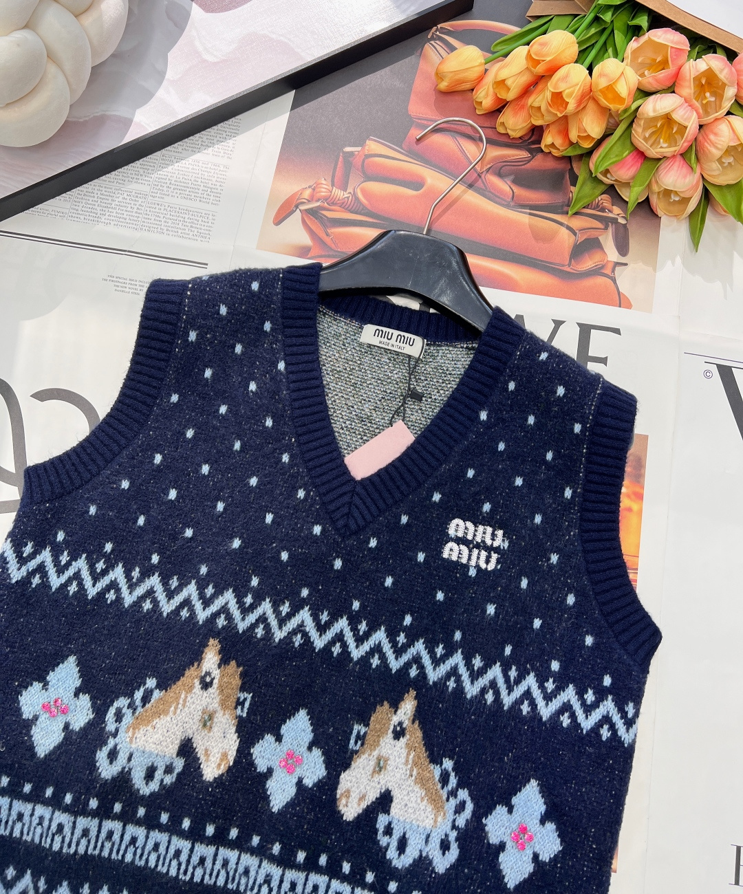 🆕MIU MIU 2026新款V领无袖针织背心，把复古浪漫与新年仪式感狠狠拿捏！雪花点纹错落交织，为衣身