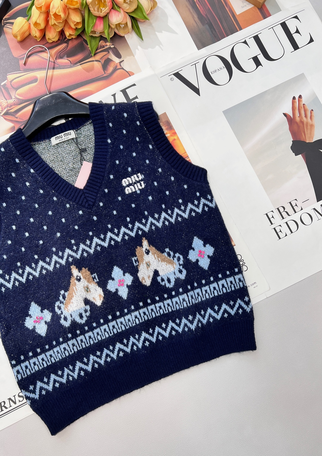 🆕MIU MIU 2026新款V领无袖针织背心，把复古浪漫与新年仪式感狠狠拿捏！雪花点纹错落交织，为衣身