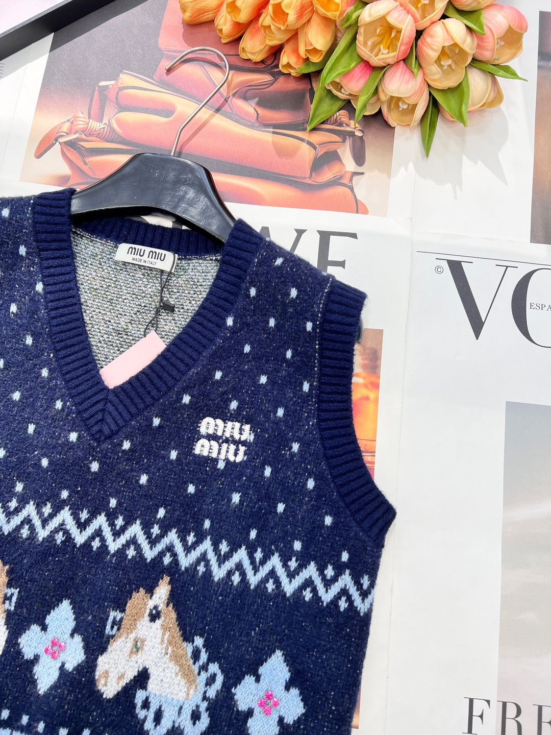 🆕MIU MIU 2026新款V领无袖针织背心，把复古浪漫与新年仪式感狠狠拿捏！雪花点纹错落交织，为衣身