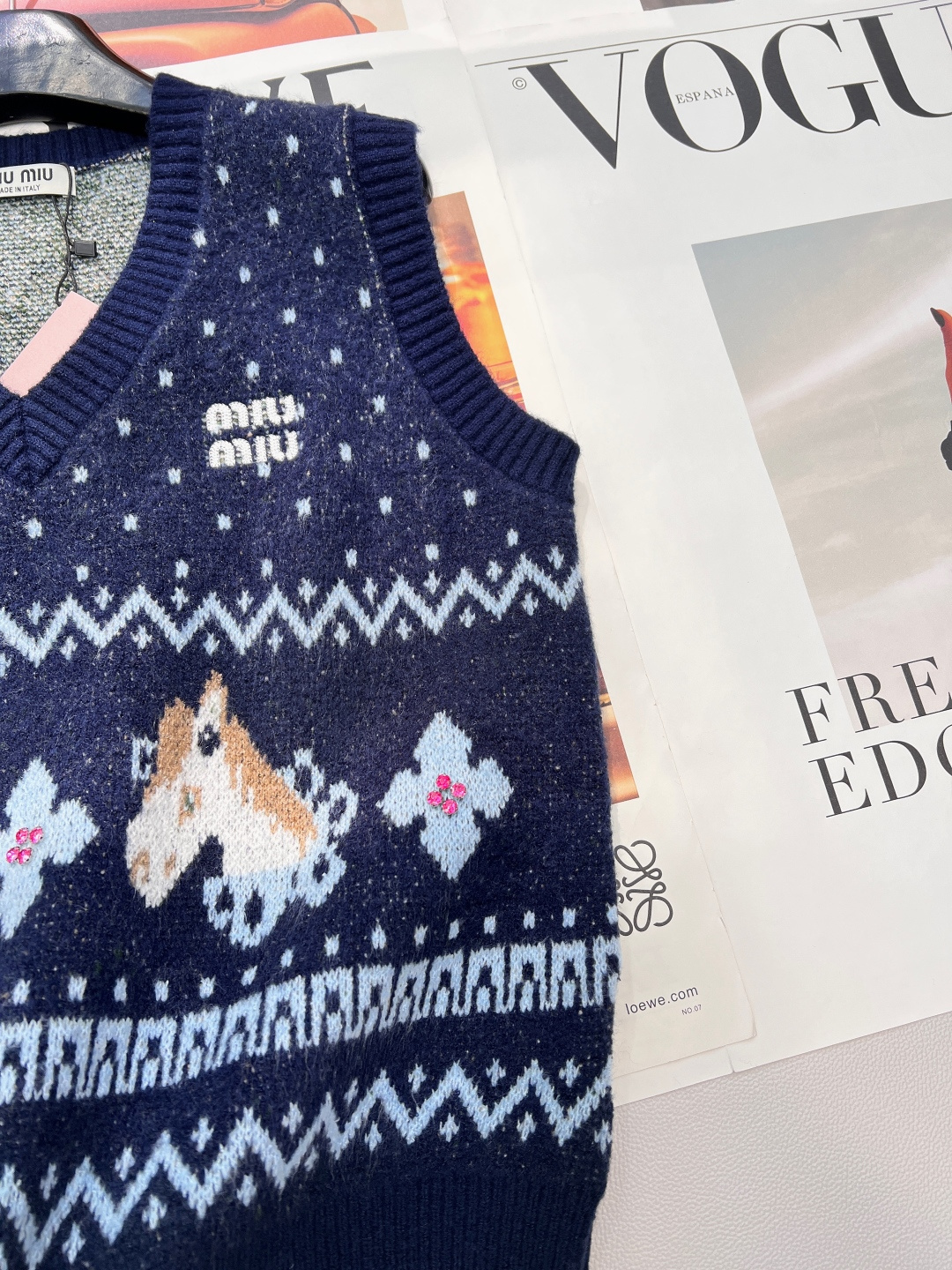 🆕MIU MIU 2026新款V领无袖针织背心，把复古浪漫与新年仪式感狠狠拿捏！雪花点纹错落交织，为衣身