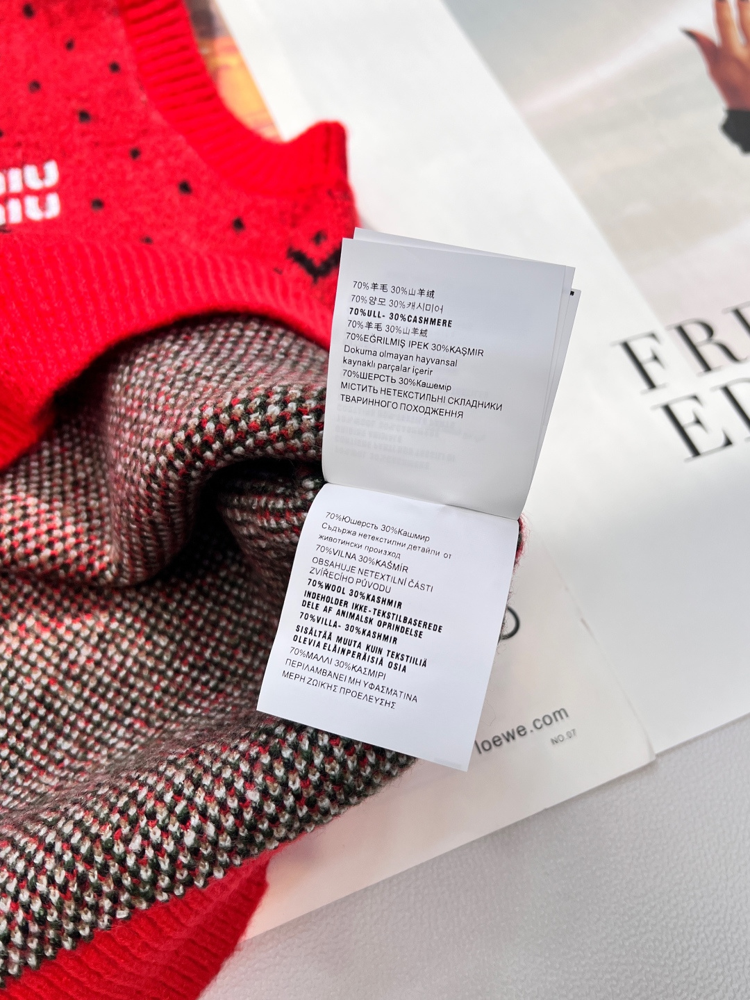 🆕MIU MIU 2026新款V领无袖针织背心，把复古浪漫与新年仪式感狠狠拿捏！雪花点纹错落交织，为衣身