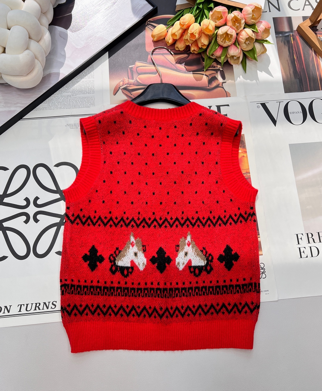 🆕MIU MIU 2026新款V领无袖针织背心，把复古浪漫与新年仪式感狠狠拿捏！雪花点纹错落交织，为衣身