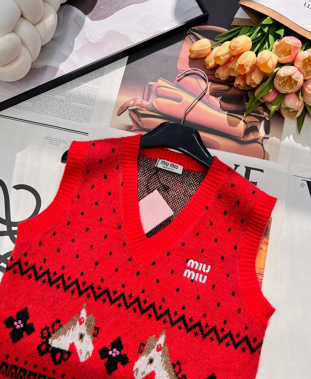 🆕MIU MIU 2026新款V领无袖针织背心，把复古浪漫与新年仪式感狠狠拿捏！雪花点纹错落交织，为衣身