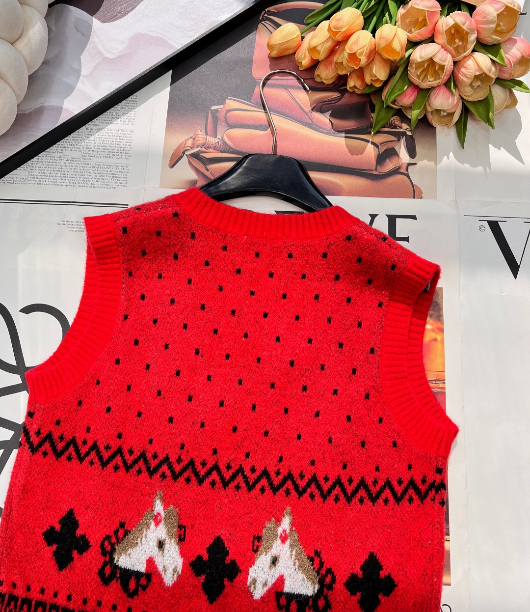 🆕MIU MIU 2026新款V领无袖针织背心，把复古浪漫与新年仪式感狠狠拿捏！雪花点纹错落交织，为衣身