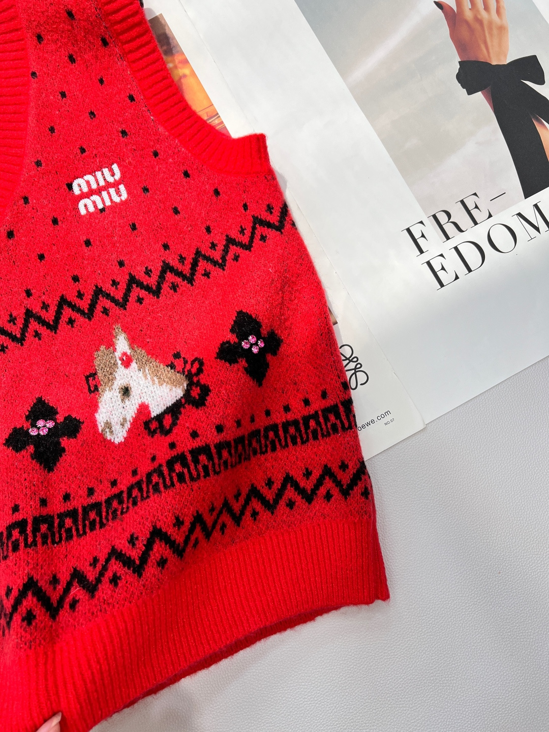 🆕MIU MIU 2026新款V领无袖针织背心，把复古浪漫与新年仪式感狠狠拿捏！雪花点纹错落交织，为衣身