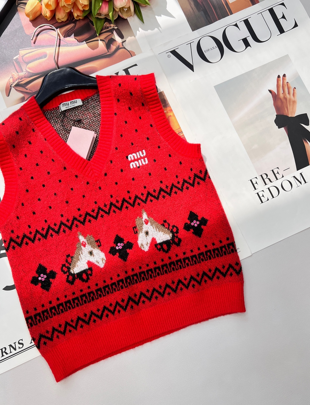 🆕MIU MIU 2026新款V领无袖针织背心，把复古浪漫与新年仪式感狠狠拿捏！雪花点纹错落交织，为衣身
