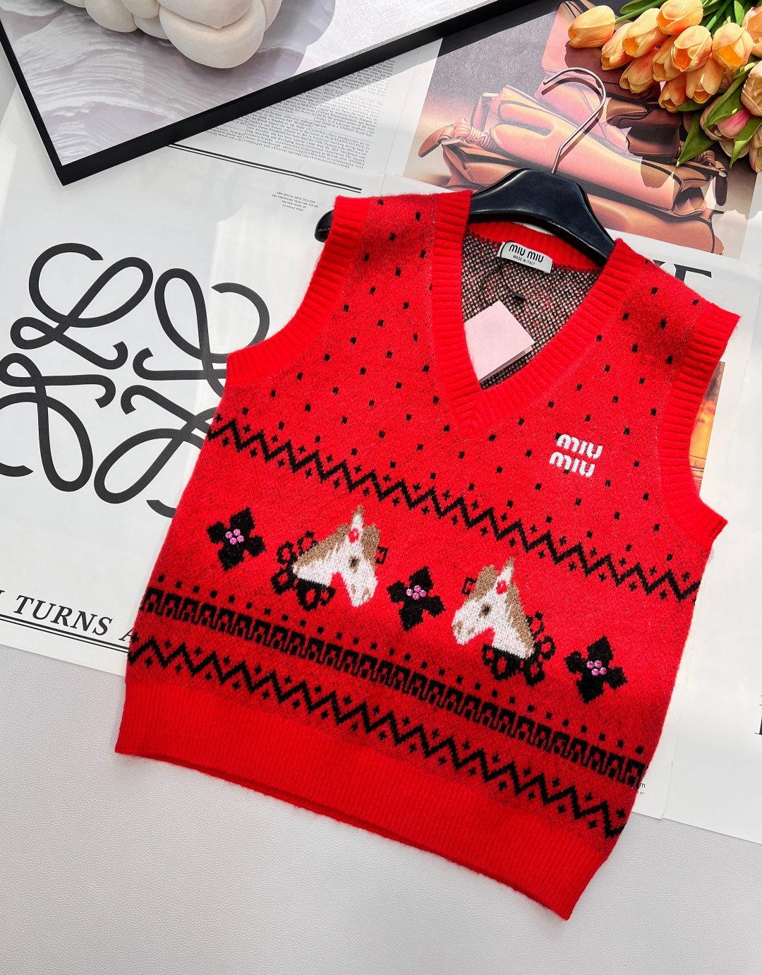 🆕MIU MIU 2026新款V领无袖针织背心，把复古浪漫与新年仪式感狠狠拿捏！雪花点纹错落交织，为衣身
