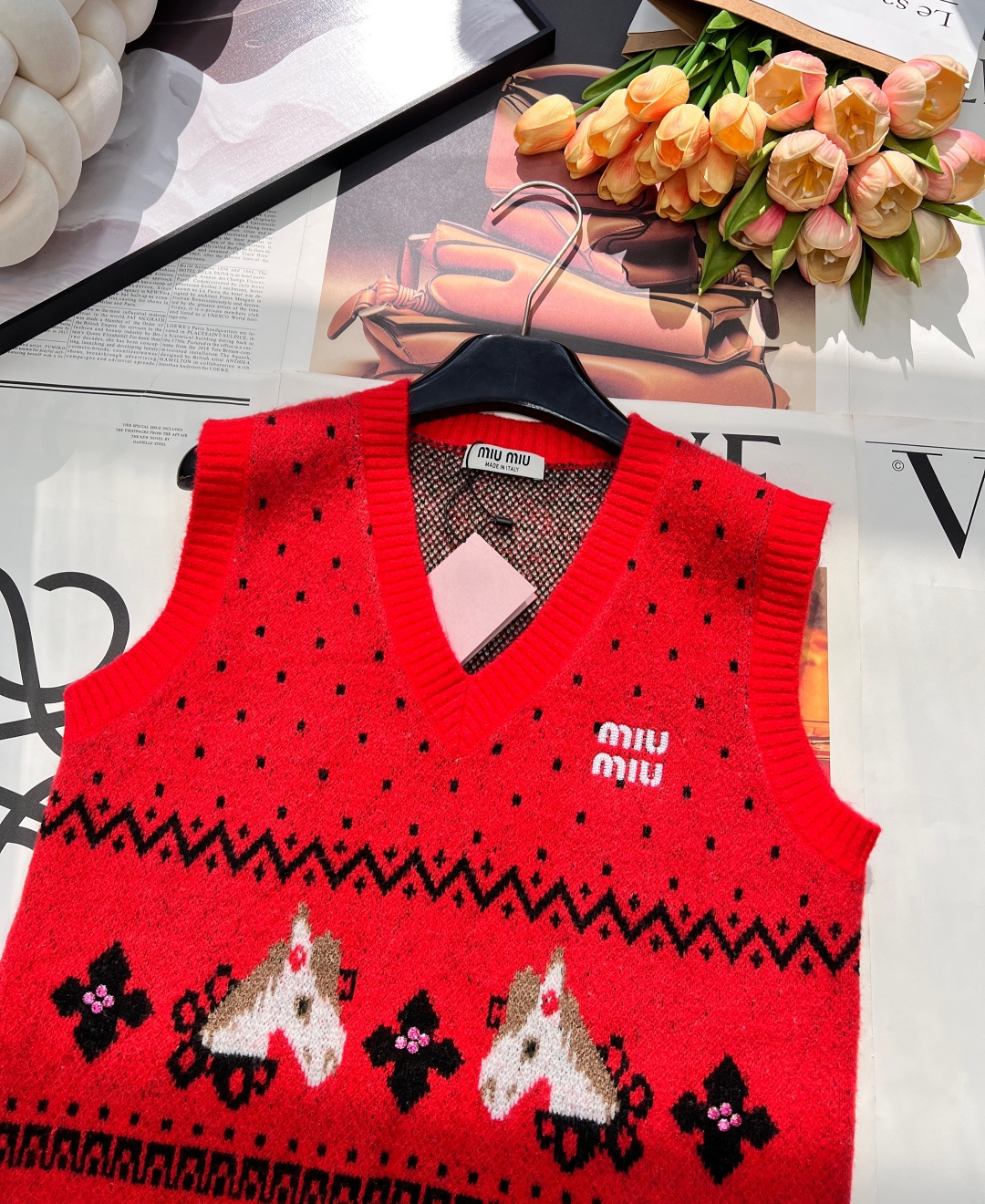 🆕MIU MIU 2026新款V领无袖针织背心，把复古浪漫与新年仪式感狠狠拿捏！雪花点纹错落交织，为衣身