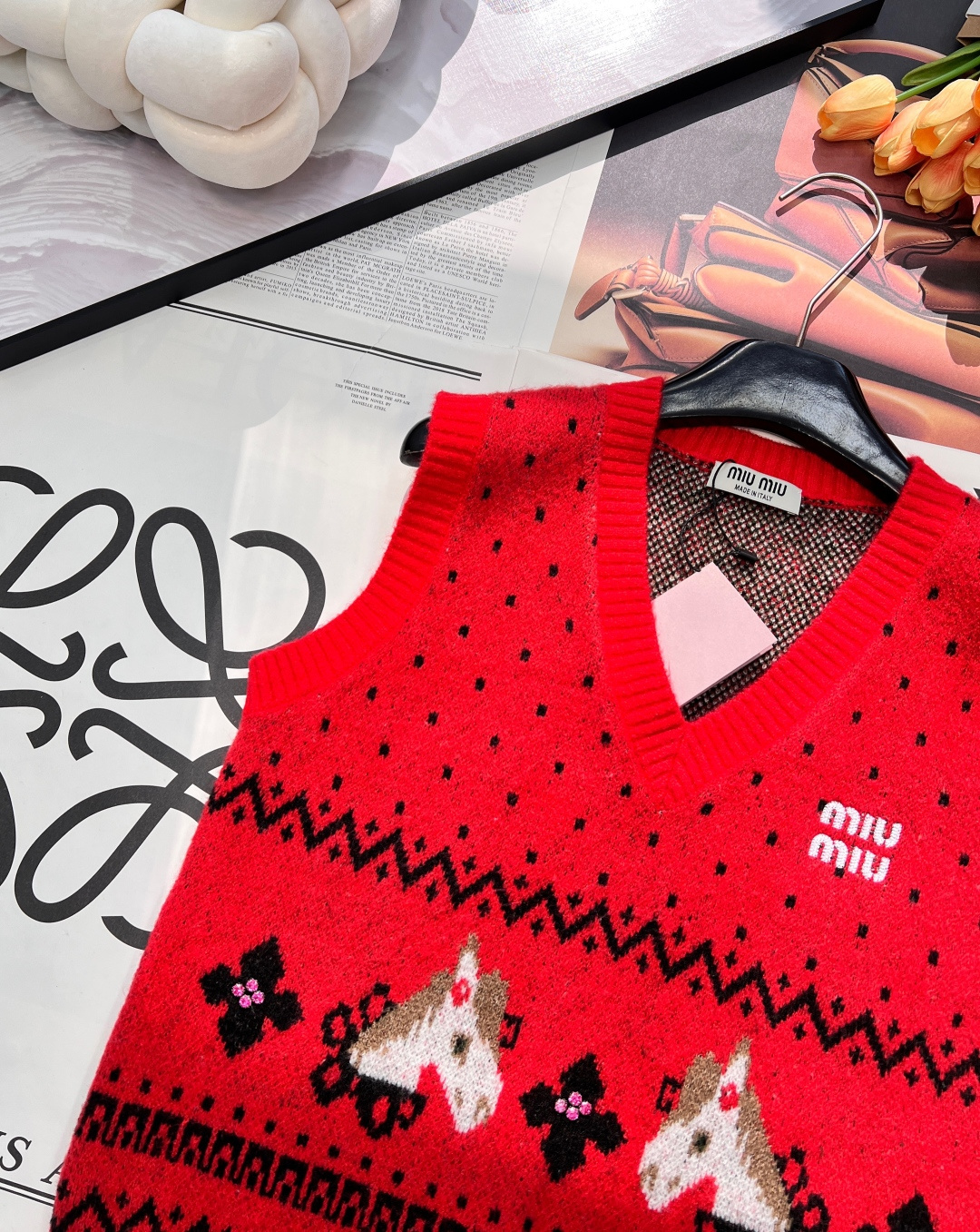 🆕MIU MIU 2026新款V领无袖针织背心，把复古浪漫与新年仪式感狠狠拿捏！雪花点纹错落交织，为衣身
