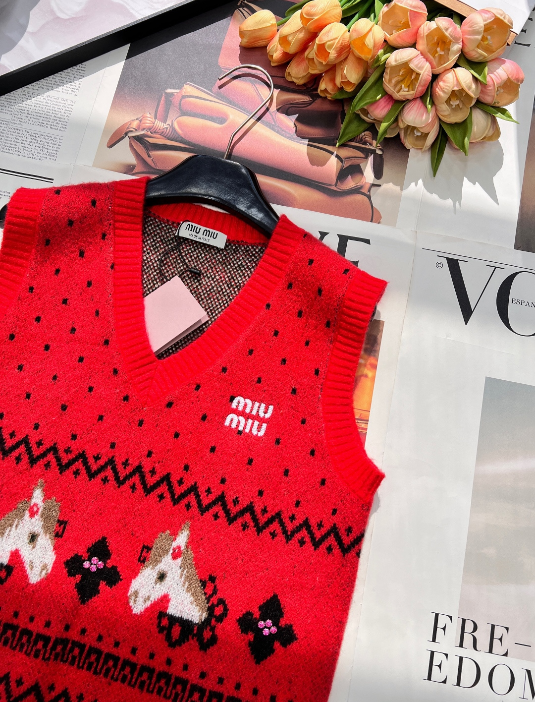 🆕MIU MIU 2026新款V领无袖针织背心，把复古浪漫与新年仪式感狠狠拿捏！雪花点纹错落交织，为衣身