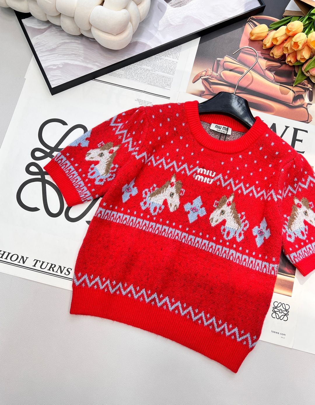 🆕MIU MIU2026新款圆领短袖针织衫，把新年的甜趣与复古美学焊在衣身！雪花点纹铺陈出细腻肌理，菱格