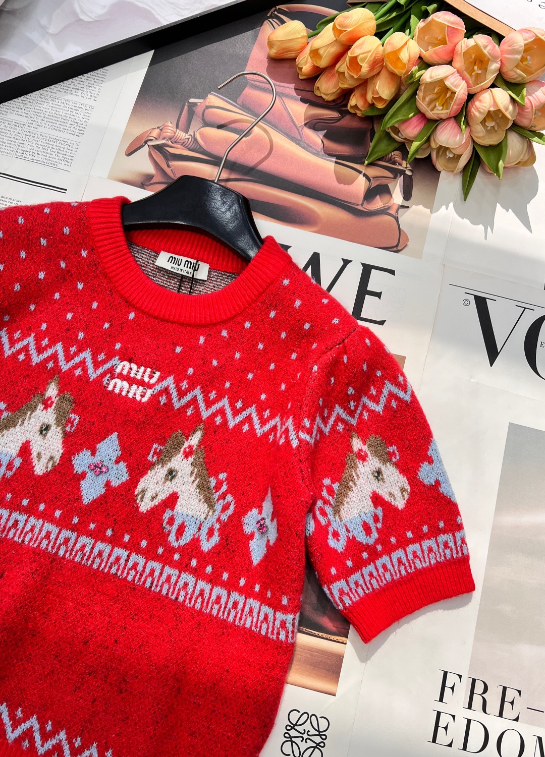 🆕MIU MIU2026新款圆领短袖针织衫，把新年的甜趣与复古美学焊在衣身！雪花点纹铺陈出细腻肌理，菱格
