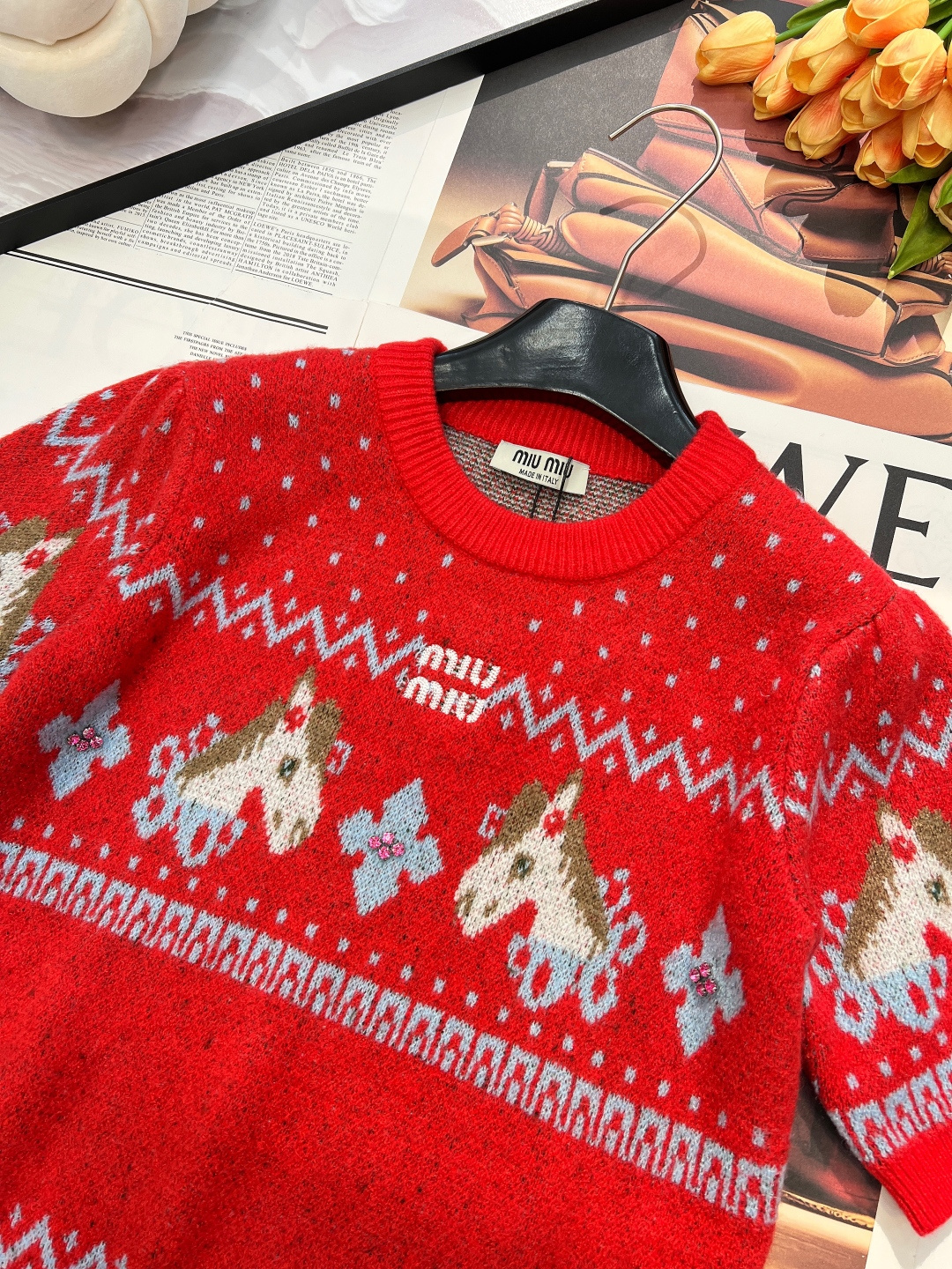 🆕MIU MIU2026新款圆领短袖针织衫，把新年的甜趣与复古美学焊在衣身！雪花点纹铺陈出细腻肌理，菱格