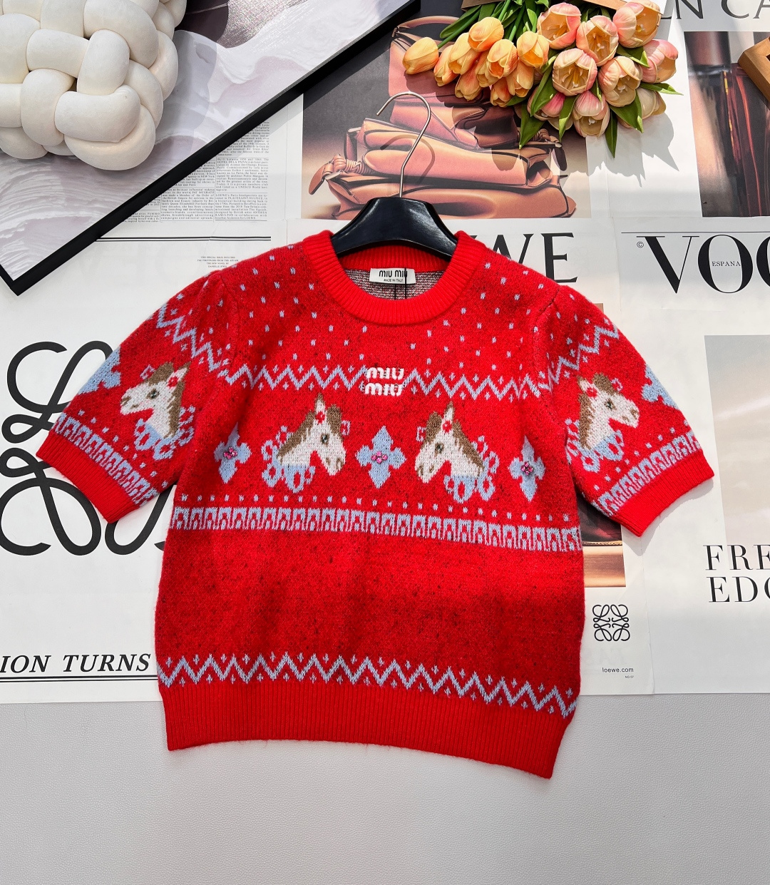 NO:695066,MIU MIU2026 new round neck short-sleeved sweater welds the sweetness of the New Year and retro aesthetics into the body!  The snowflake dot pattern lays out the delicate texture, the diamond pattern contrasting color stitching outlines a retro accent, and the cute three-dimensional pony jacquard is fresh and smart, instantly touching the hearts of girls.  The puffed short-sleeved design adds a sweet flavor, while the navy style is cool and gentle, and can be worn casually with skirts and jeans every day. The bright red style is warm and eye-catching, and perfectly fits the New Year atmosphere. Whether it is worn with a coat or alone, it can become the focus of the style. The soft and waxy knitted fabric is skin-friendly and comfortable, and the round neck cut fits the neck line. Wear it in the New Year, and the sweet and cool atmosphere is directly filled, and you can easily become a dazzling presence at the party. Complete three standards, two colors are outstanding. Size sml  Editor,,miumiu,skirts,jeans,T-shirt,19860909MIU MIU2026新款圆领短袖针织衫,把新年的甜趣与复古美学焊在衣身！雪花点纹铺陈出细腻肌理,菱格纹撞色拼接勾勒出复古腔调,萌趣立体小马提花鲜活又灵动,瞬间戳中少女心. 泡泡短袖的设计增添了甜美元气,藏青款清冷温柔,日常搭半裙、牛仔裤都能穿出随性慵懒感；正红款热烈亮眼,完美契合新年氛围,不管是内搭大衣还是单穿,都能成为造型焦点.软糯的针织面料亲肤又舒适,圆领剪裁贴合颈部线条,新年穿上它,甜酷氛围感直接拉满,轻松成为聚会里的亮眼存在三标齐全,两色出 尺码sml 编,,miumiu,skirts,jeans,T-shirt,,Women's clothing