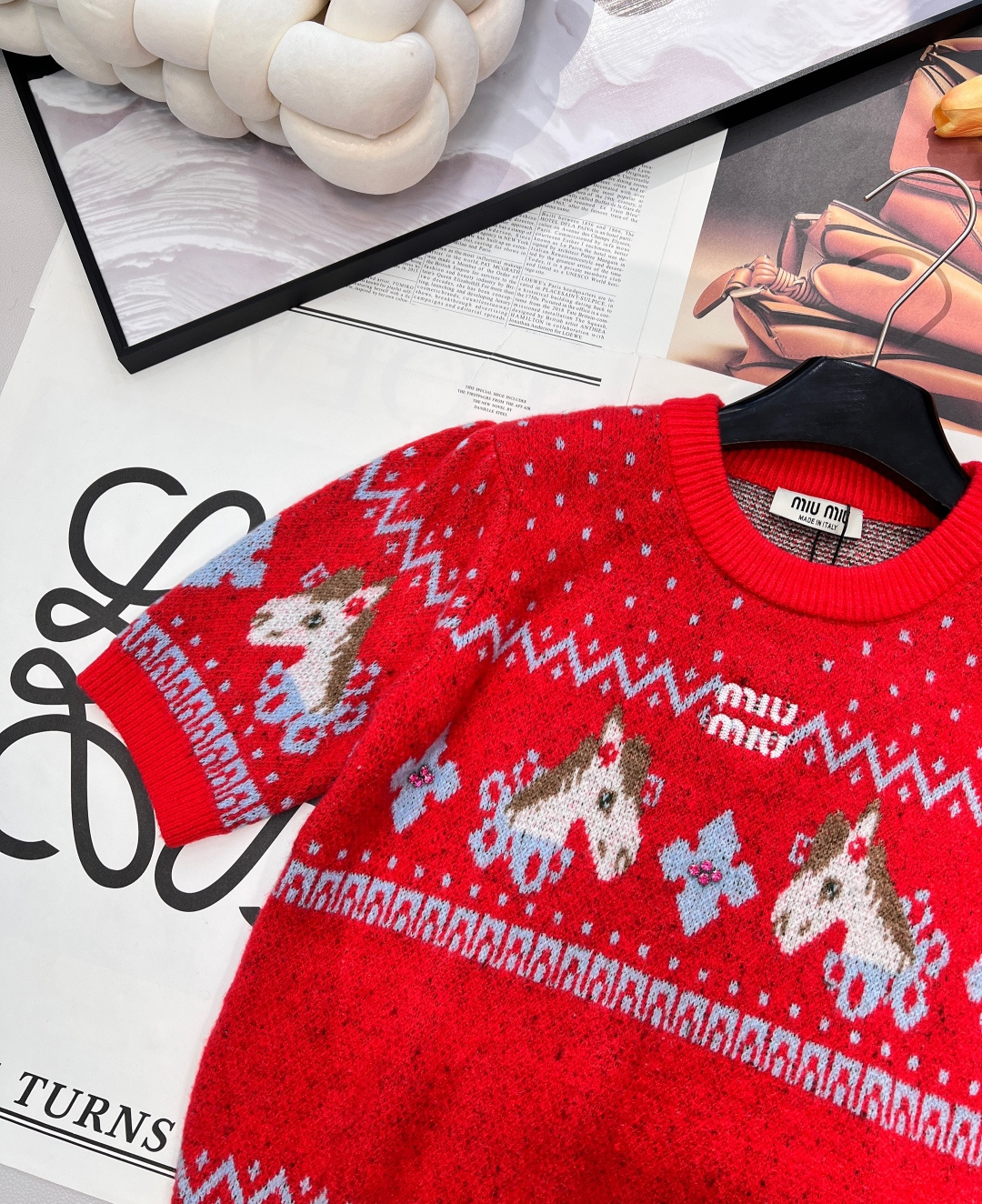 🆕MIU MIU2026新款圆领短袖针织衫，把新年的甜趣与复古美学焊在衣身！雪花点纹铺陈出细腻肌理，菱格