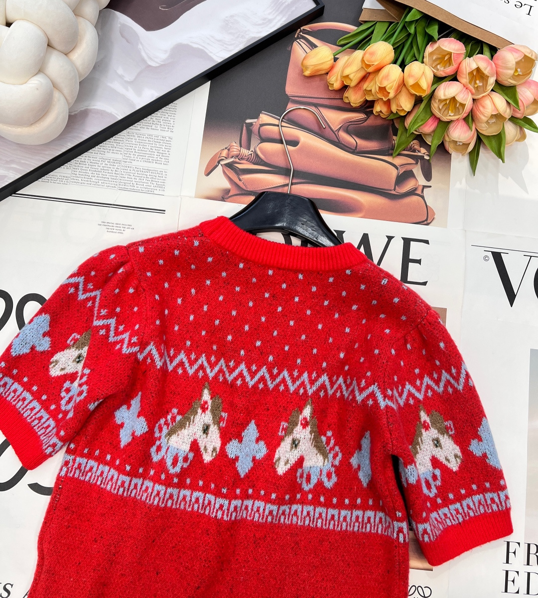 🆕MIU MIU2026新款圆领短袖针织衫，把新年的甜趣与复古美学焊在衣身！雪花点纹铺陈出细腻肌理，菱格