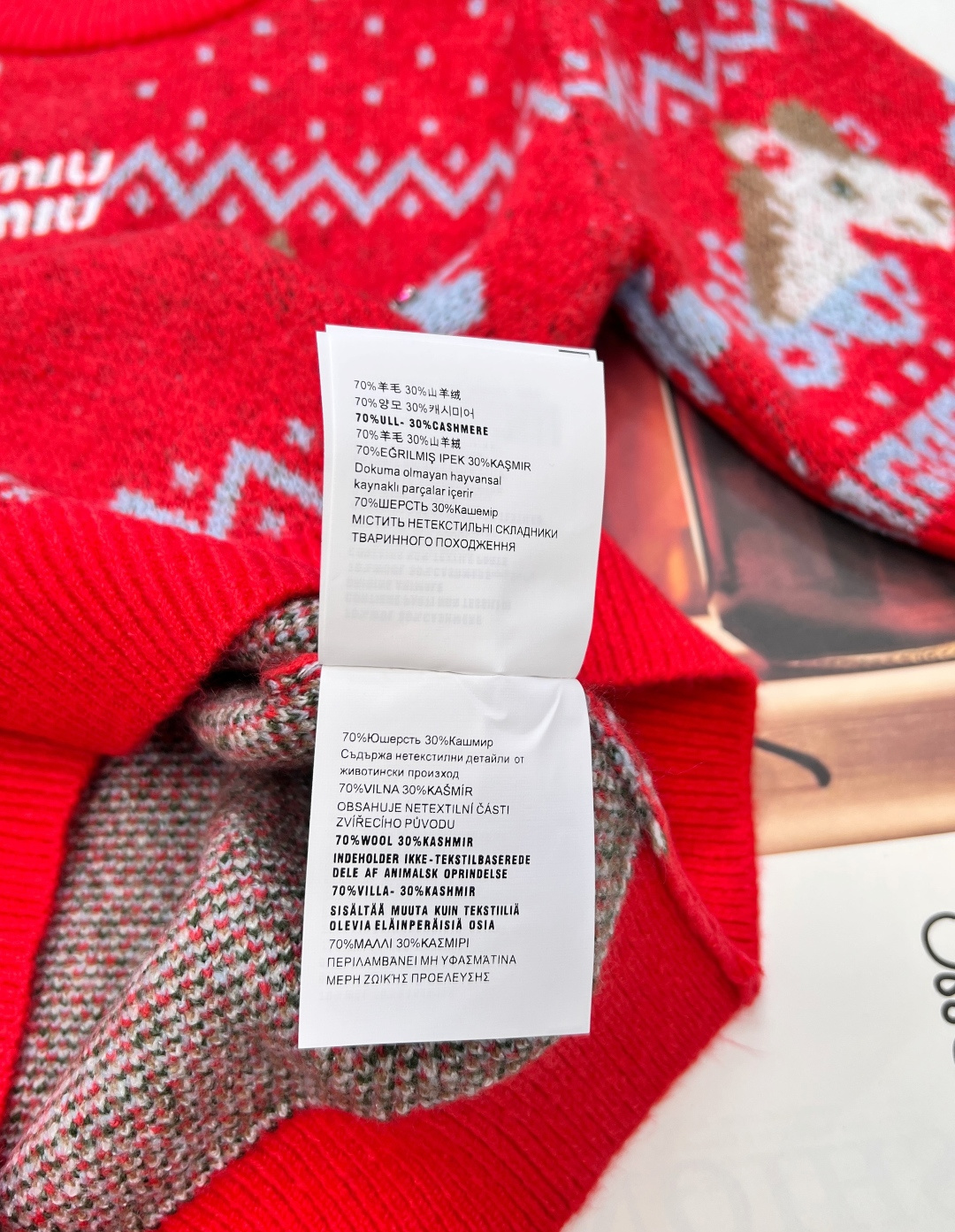 🆕MIU MIU2026新款圆领短袖针织衫，把新年的甜趣与复古美学焊在衣身！雪花点纹铺陈出细腻肌理，菱格