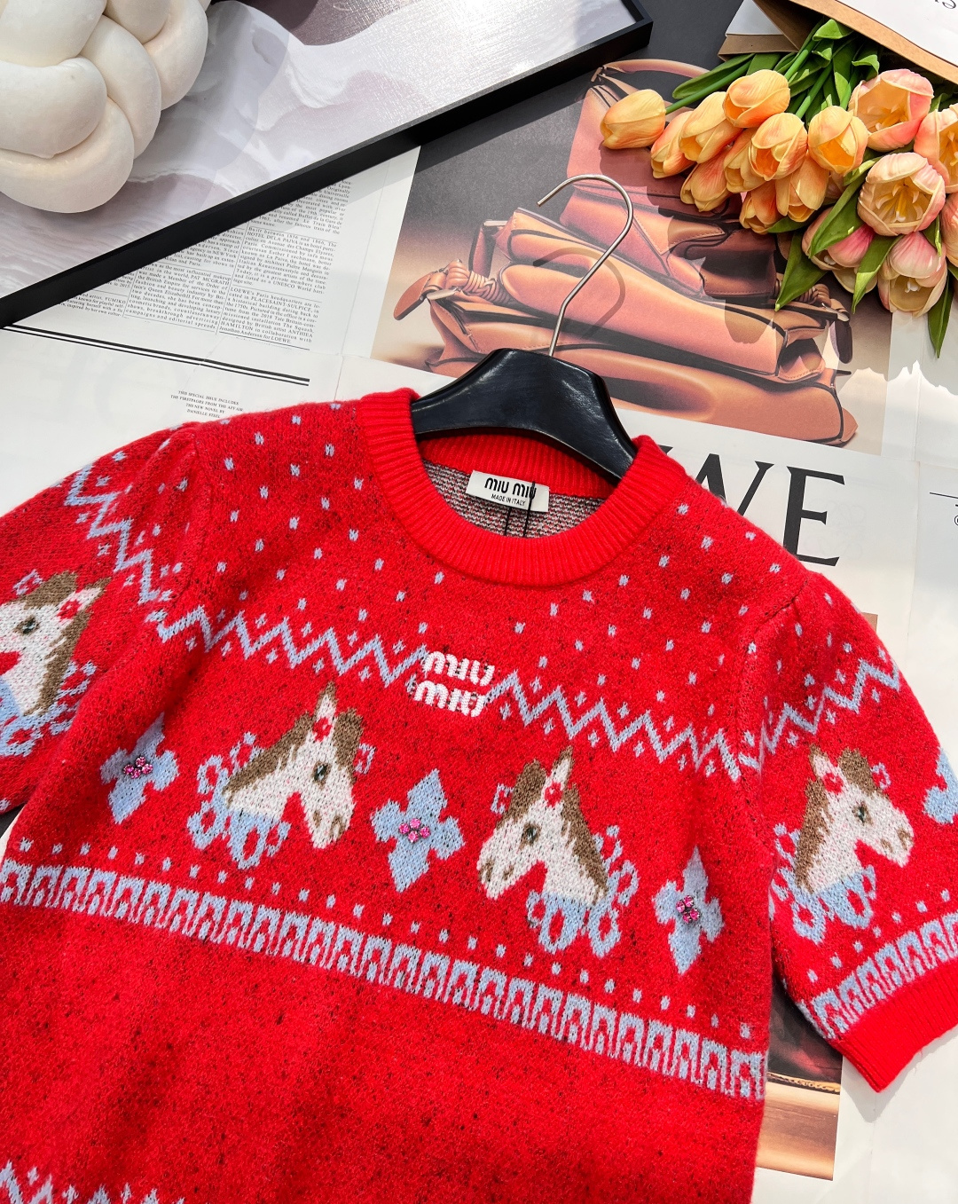 🆕MIU MIU2026新款圆领短袖针织衫，把新年的甜趣与复古美学焊在衣身！雪花点纹铺陈出细腻肌理，菱格