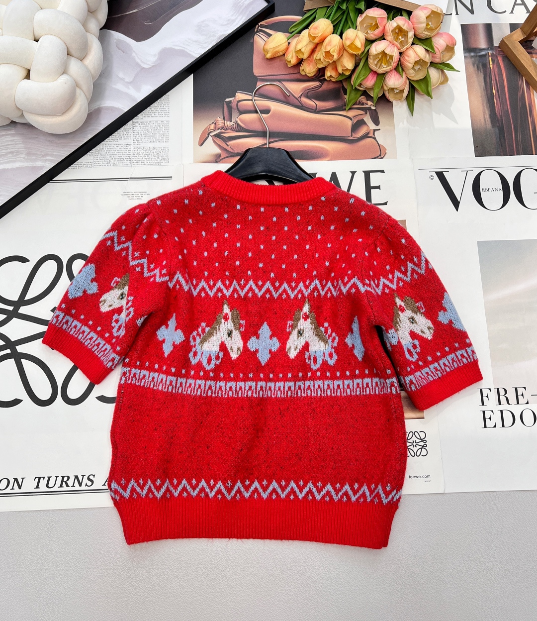 🆕MIU MIU2026新款圆领短袖针织衫，把新年的甜趣与复古美学焊在衣身！雪花点纹铺陈出细腻肌理，菱格