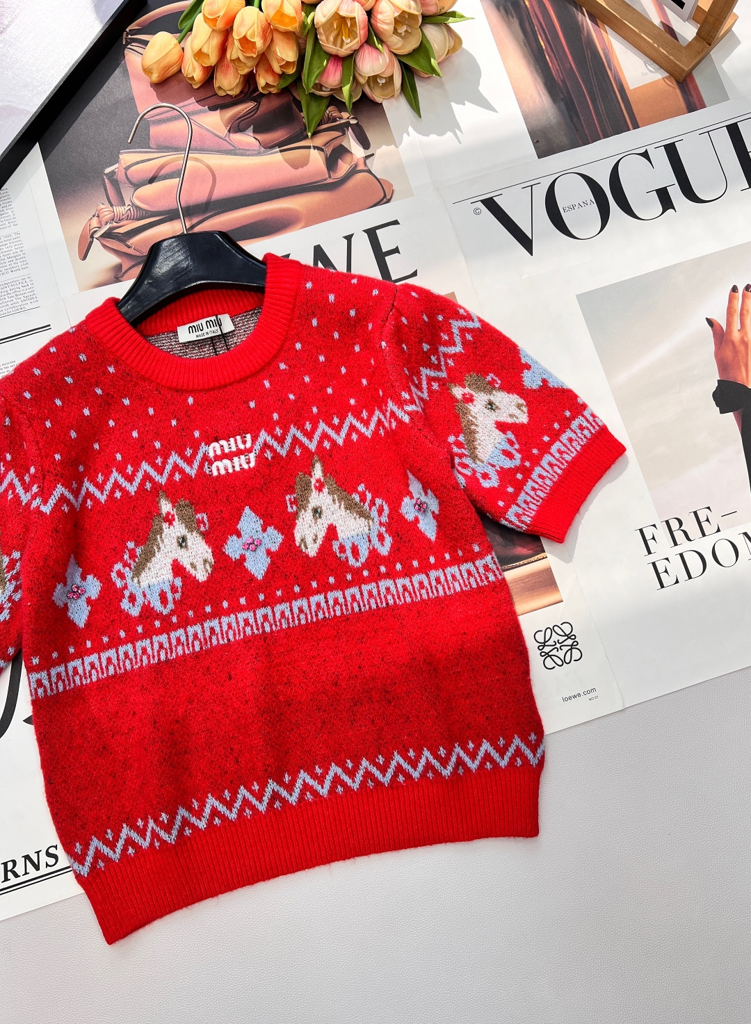 🆕MIU MIU2026新款圆领短袖针织衫，把新年的甜趣与复古美学焊在衣身！雪花点纹铺陈出细腻肌理，菱格