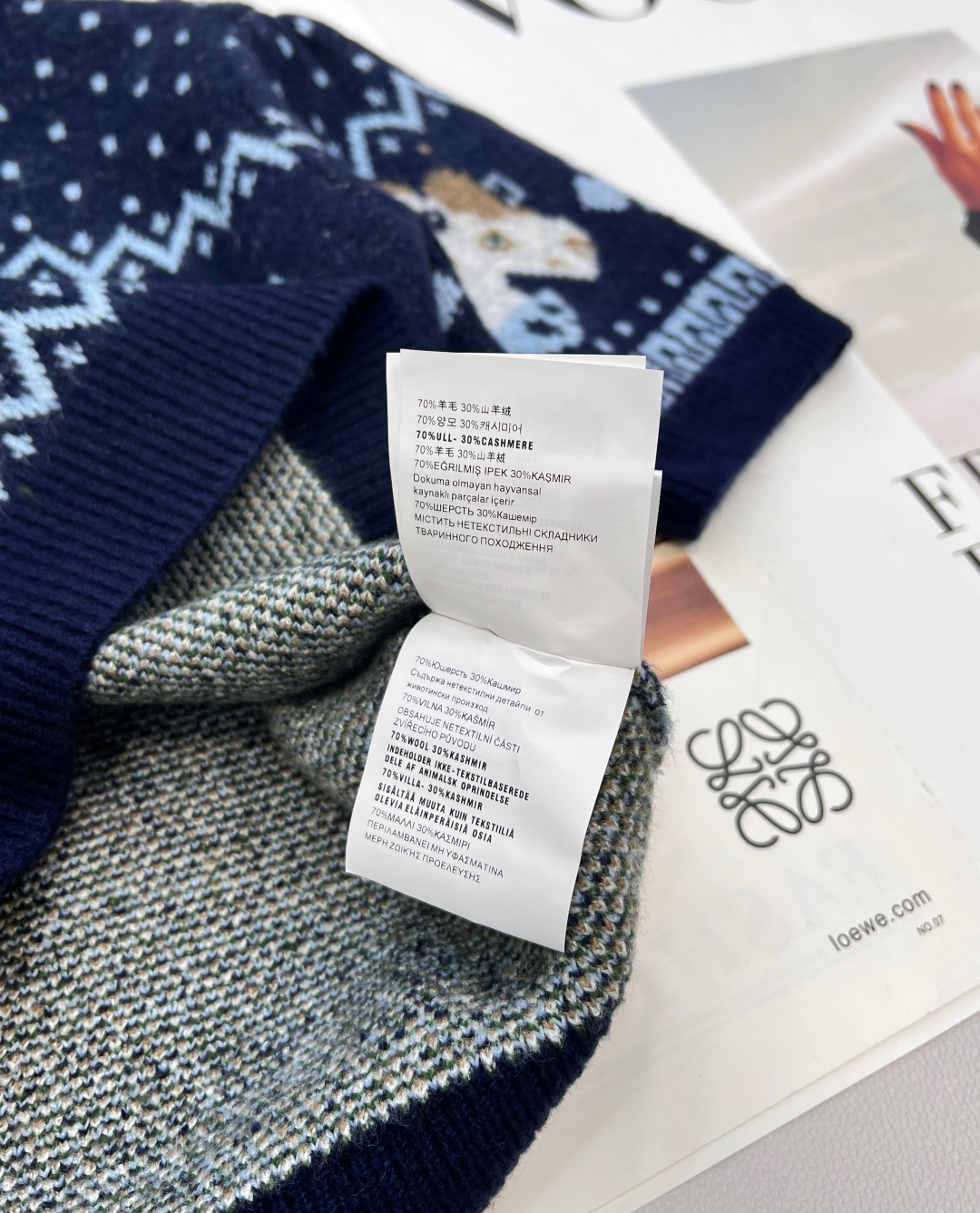 🆕MIU MIU2026新款圆领短袖针织衫，把新年的甜趣与复古美学焊在衣身！雪花点纹铺陈出细腻肌理，菱格