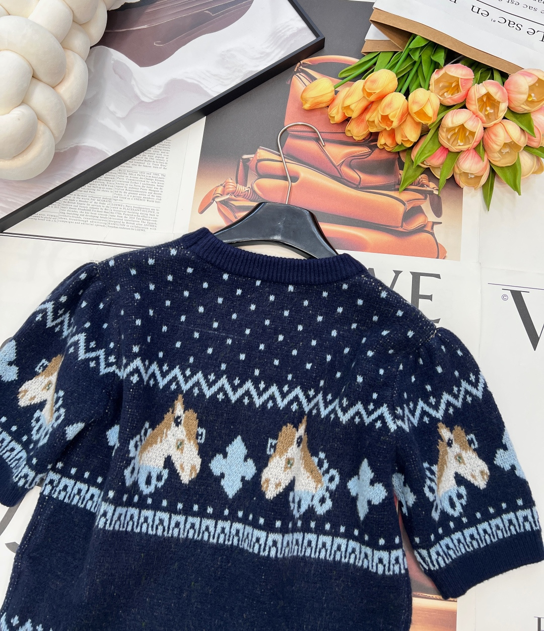 🆕MIU MIU2026新款圆领短袖针织衫，把新年的甜趣与复古美学焊在衣身！雪花点纹铺陈出细腻肌理，菱格