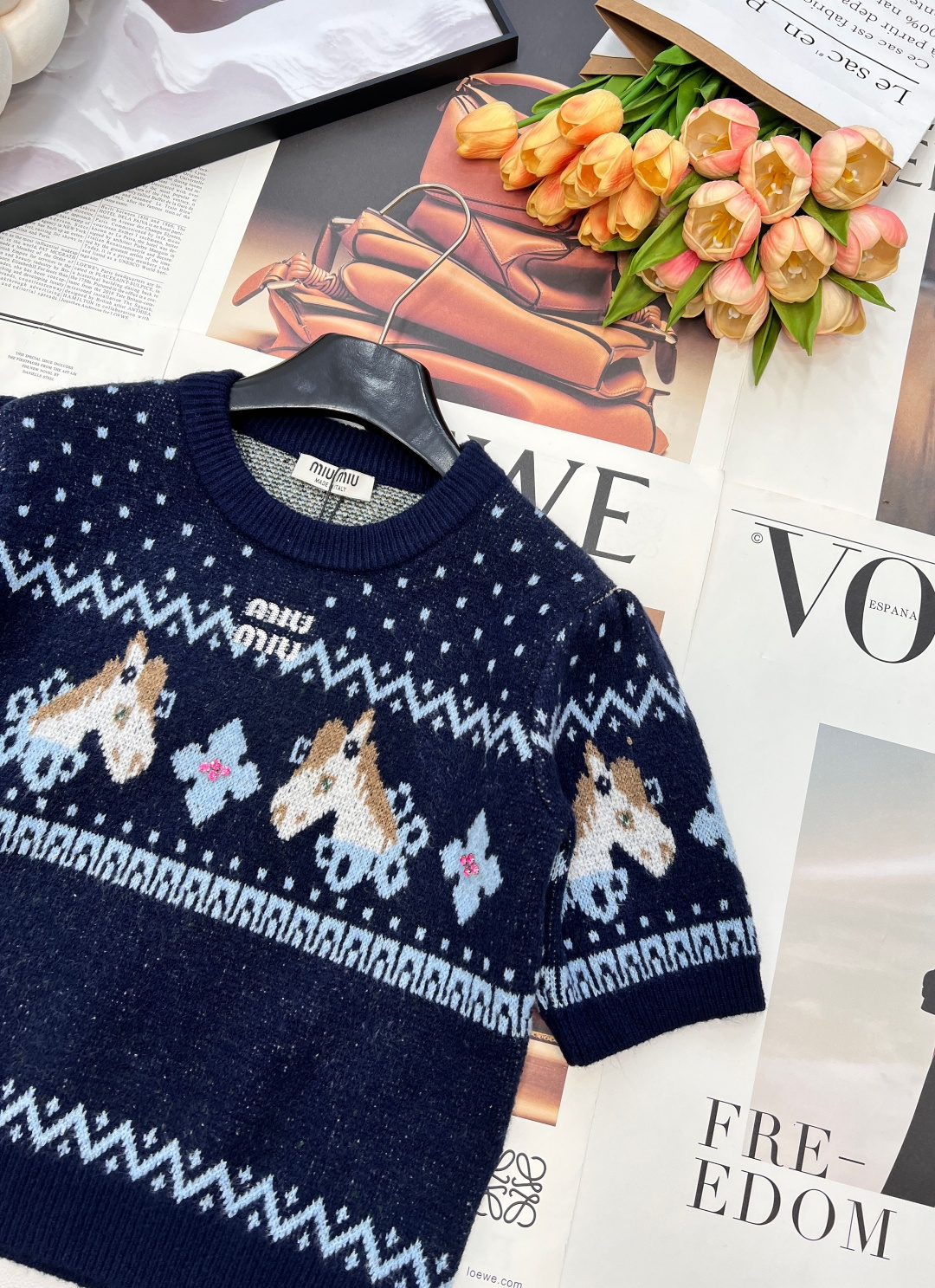 🆕MIU MIU2026新款圆领短袖针织衫，把新年的甜趣与复古美学焊在衣身！雪花点纹铺陈出细腻肌理，菱格