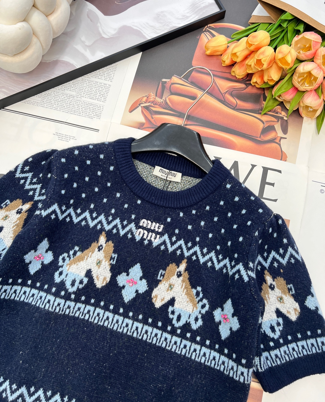 🆕MIU MIU2026新款圆领短袖针织衫，把新年的甜趣与复古美学焊在衣身！雪花点纹铺陈出细腻肌理，菱格