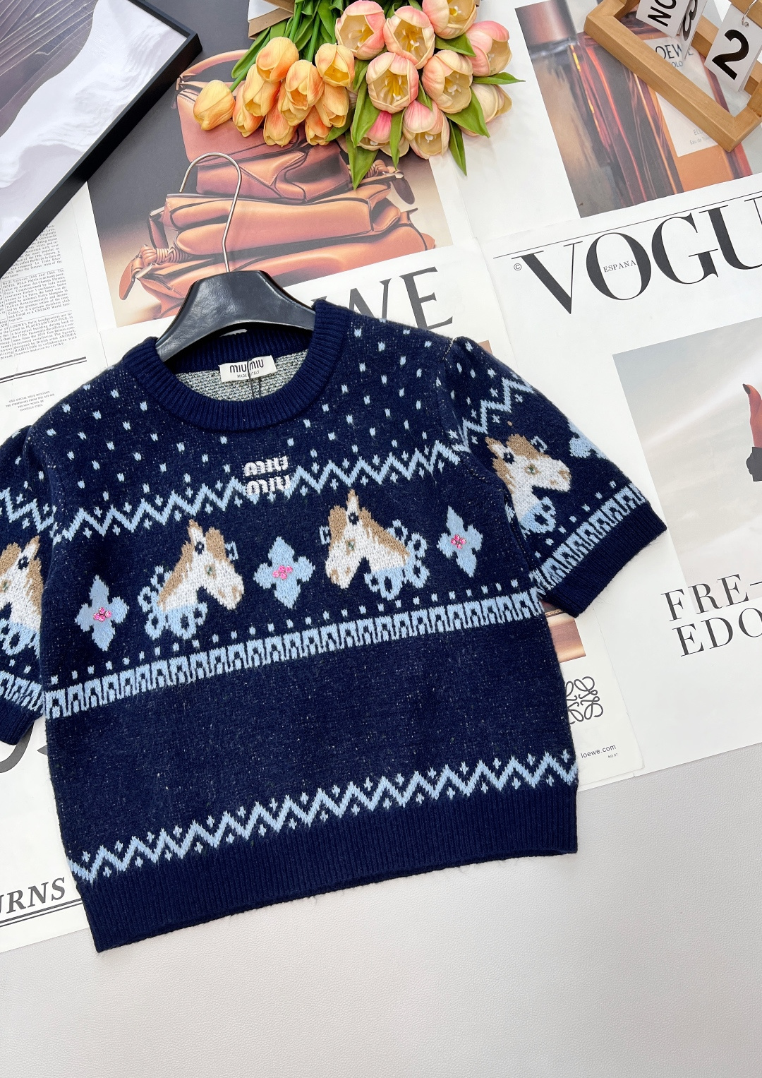 🆕MIU MIU2026新款圆领短袖针织衫，把新年的甜趣与复古美学焊在衣身！雪花点纹铺陈出细腻肌理，菱格