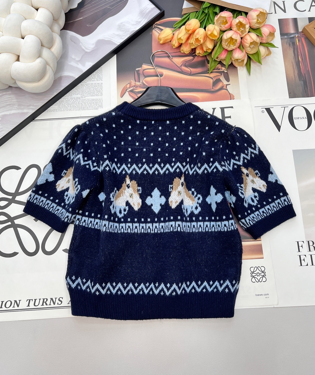 🆕MIU MIU2026新款圆领短袖针织衫，把新年的甜趣与复古美学焊在衣身！雪花点纹铺陈出细腻肌理，菱格