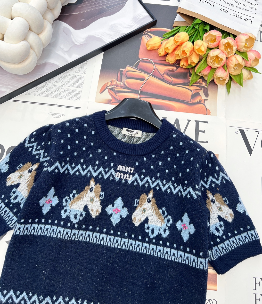 🆕MIU MIU2026新款圆领短袖针织衫，把新年的甜趣与复古美学焊在衣身！雪花点纹铺陈出细腻肌理，菱格