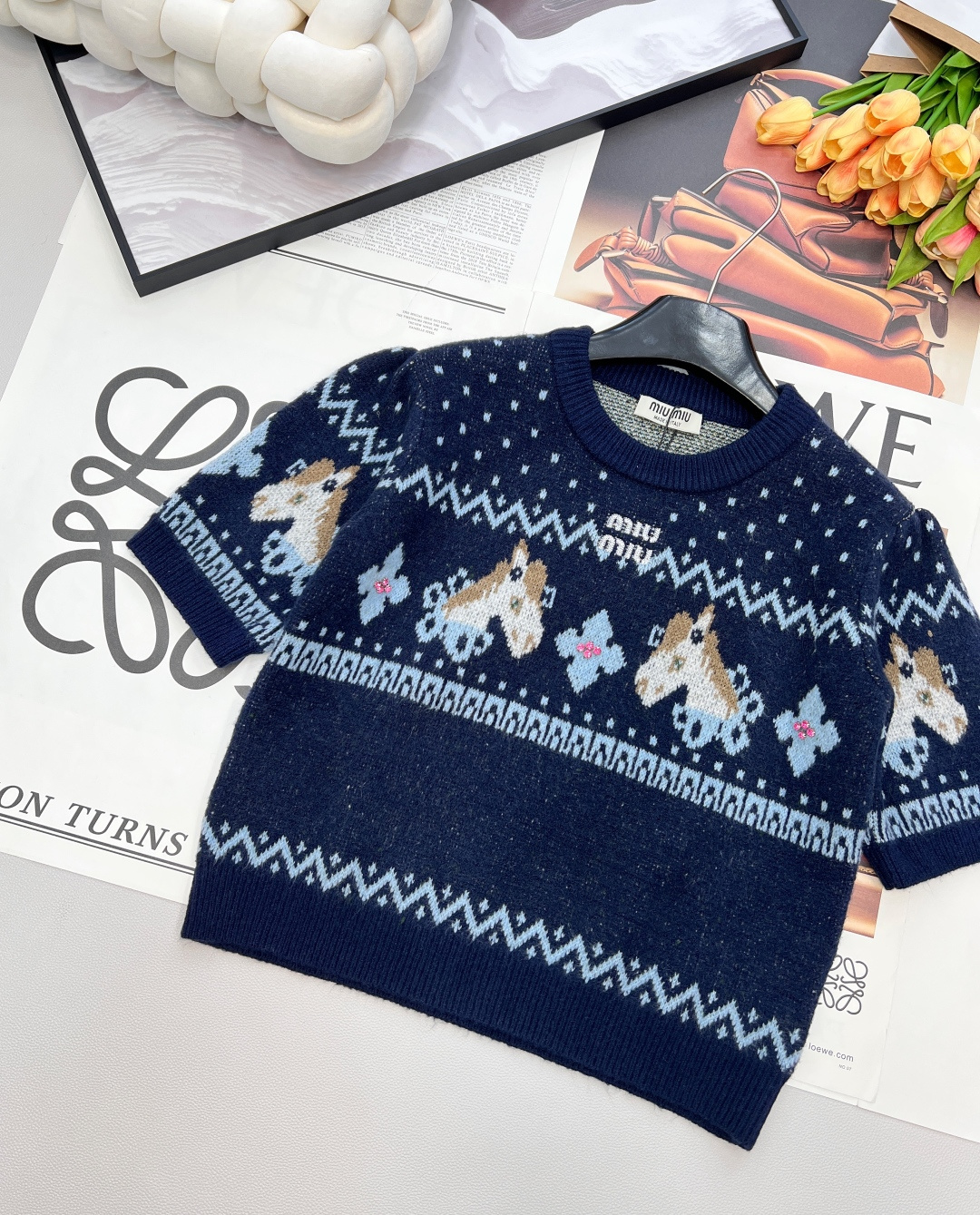 🆕MIU MIU2026新款圆领短袖针织衫，把新年的甜趣与复古美学焊在衣身！雪花点纹铺陈出细腻肌理，菱格