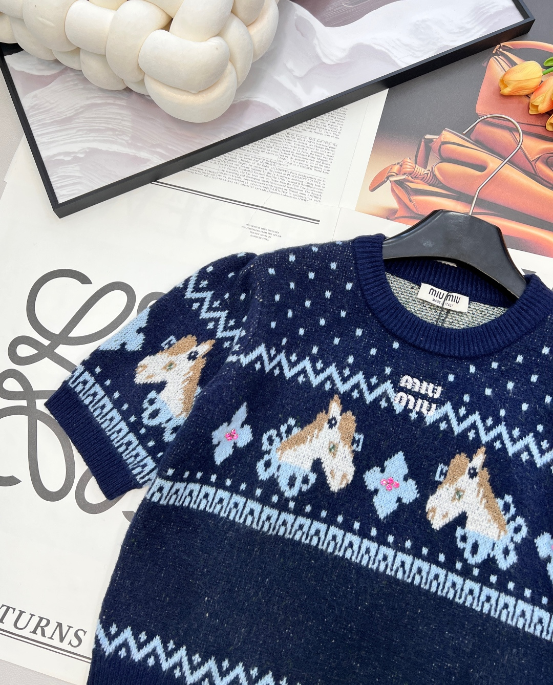 🆕MIU MIU2026新款圆领短袖针织衫，把新年的甜趣与复古美学焊在衣身！雪花点纹铺陈出细腻肌理，菱格