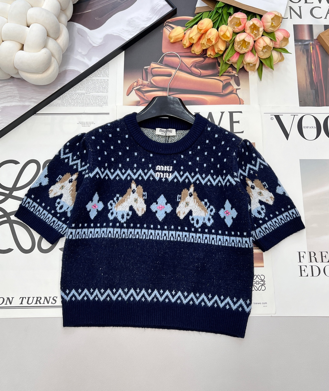 NO:695060,MIU MIU2026 new round neck short-sleeved sweater welds the sweetness of the New Year and retro aesthetics into the body!  The snowflake dot pattern lays out the delicate texture, the diamond pattern contrasting color stitching outlines a retro accent, and the cute three-dimensional pony jacquard is fresh and smart, instantly touching the hearts of girls.  The puffed short-sleeved design adds a sweet flavor, while the navy style is cool and gentle, and can be worn casually with skirts and jeans every day. The bright red style is warm and eye-catching, and perfectly fits the New Year atmosphere. Whether it is worn with a coat or alone, it can become the focus of the style. The soft and waxy knitted fabric is skin-friendly and comfortable, and the round neck cut fits the neck line. Wear it in the New Year, and the sweet and cool atmosphere is directly filled, and you can easily become a dazzling presence at the party. Complete three standards, two colors are outstanding. Size sml  coding,,miumiu,skirts,jeans,T-shirt,19860909MIU MIU2026新款圆领短袖针织衫,把新年的甜趣与复古美学焊在衣身！雪花点纹铺陈出细腻肌理,菱格纹撞色拼接勾勒出复古腔调,萌趣立体小马提花鲜活又灵动,瞬间戳中少女心. 泡泡短袖的设计增添了甜美元气,藏青款清冷温柔,日常搭半裙、牛仔裤都能穿出随性慵懒感；正红款热烈亮眼,完美契合新年氛围,不管是内搭大衣还是单穿,都能成为造型焦点.软糯的针织面料亲肤又舒适,圆领剪裁贴合颈部线条,新年穿上它,甜酷氛围感直接拉满,轻松成为聚会里的亮眼存在三标齐全,两色出 尺码sml 编码,,miumiu,skirts,jeans,T-shirt,,Women's clothing