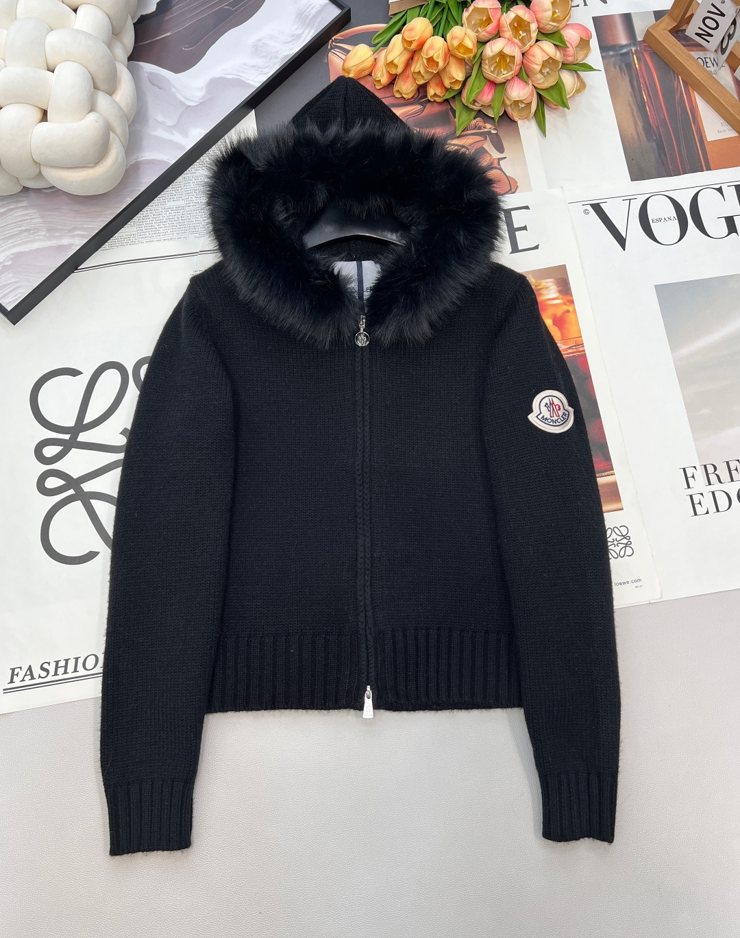NO:695647,Moncler's detachable furry hooded knitted cardigan is a light and luxurious addition to your autumn and winter wardrobe. The soft and waxy knitted texture wraps up the gentle warmth, and the fluffy fur collar on the brim is detachable, switching between a sweet girl atmosphere and a neat style with one click; the brand logo on the arm  The patch is hidden for recognition, and the short cut is paired with ribbed edges to easily outline the waistline. Whether it is worn with jeans or a skirt, it can be worn casually and exquisitely in winter. With a sense of atmosphere, who can resist this woolly knitted cardigan from Moncler?  Soft and skin-friendly, the plush edge of the hood comes with a gentle winter buff, and the detachable design also unlocks two ways to wear it. The classic logo patch on the arm is the brand's iconic detail. The short version raises the waistline and shows off the proportions. Wearing it will make you look like a rich daughter in winter who is sweet and cool. The warm and fashionable atmosphere will directly fill you!  Complete with three standards, three colors, sizes, sml coding, skirts, jeans, hats,19860909Moncler可拆卸毛毛连帽针织开衫,是秋冬衣橱的轻奢点睛之选.软糯针织肌理包裹住温柔暖意,帽檐的蓬松毛领可拆卸,一键切换甜妹氛围与利落格调；手臂处的品牌徽标贴片暗藏辨识度,短款剪裁搭配罗纹收边,轻松勾勒腰线,无论是搭牛仔裤还是半裙,都能拿捏随性又精致的冬日穿搭感.氛围感,谁能拒绝Moncler这件毛毛针织开衫啊！软糯又亲肤,连帽的毛绒边自带冬日温柔buff,可拆卸设计还能解锁两种穿法～手臂上的经典徽标贴片是品牌标志性细节,短款版型拉高腰线超显比例,穿上就是又甜又酷的冬日富家千金,保暖又时髦的氛围感直接拉满！三标齐全,三色出 尺码sml 编码,,skirts,jeans,hats,,Women's clothing