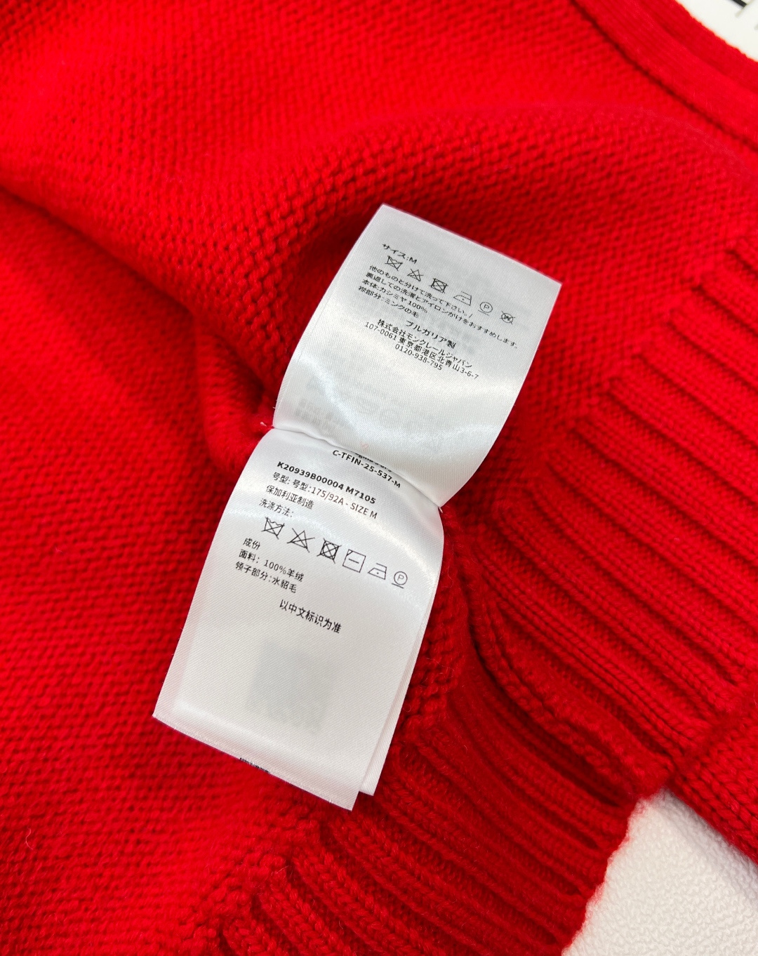 🆕Moncler可拆卸毛毛连帽针织开衫，是秋冬衣橱的轻奢点睛之选。软糯针织肌理包裹住温柔暖意，帽檐的蓬松