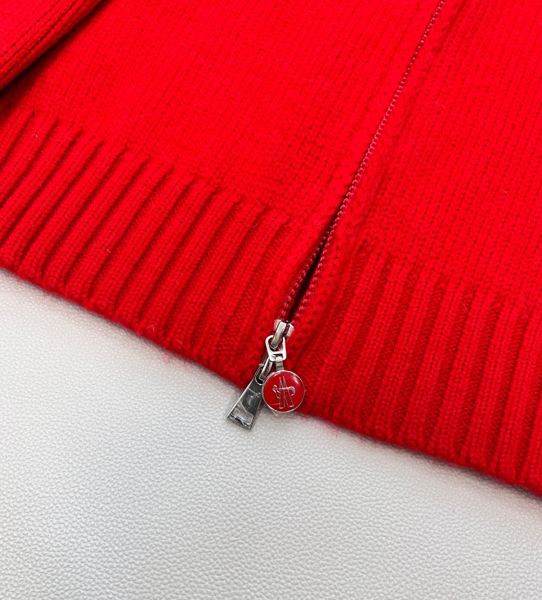 🆕Moncler可拆卸毛毛连帽针织开衫，是秋冬衣橱的轻奢点睛之选。软糯针织肌理包裹住温柔暖意，帽檐的蓬松