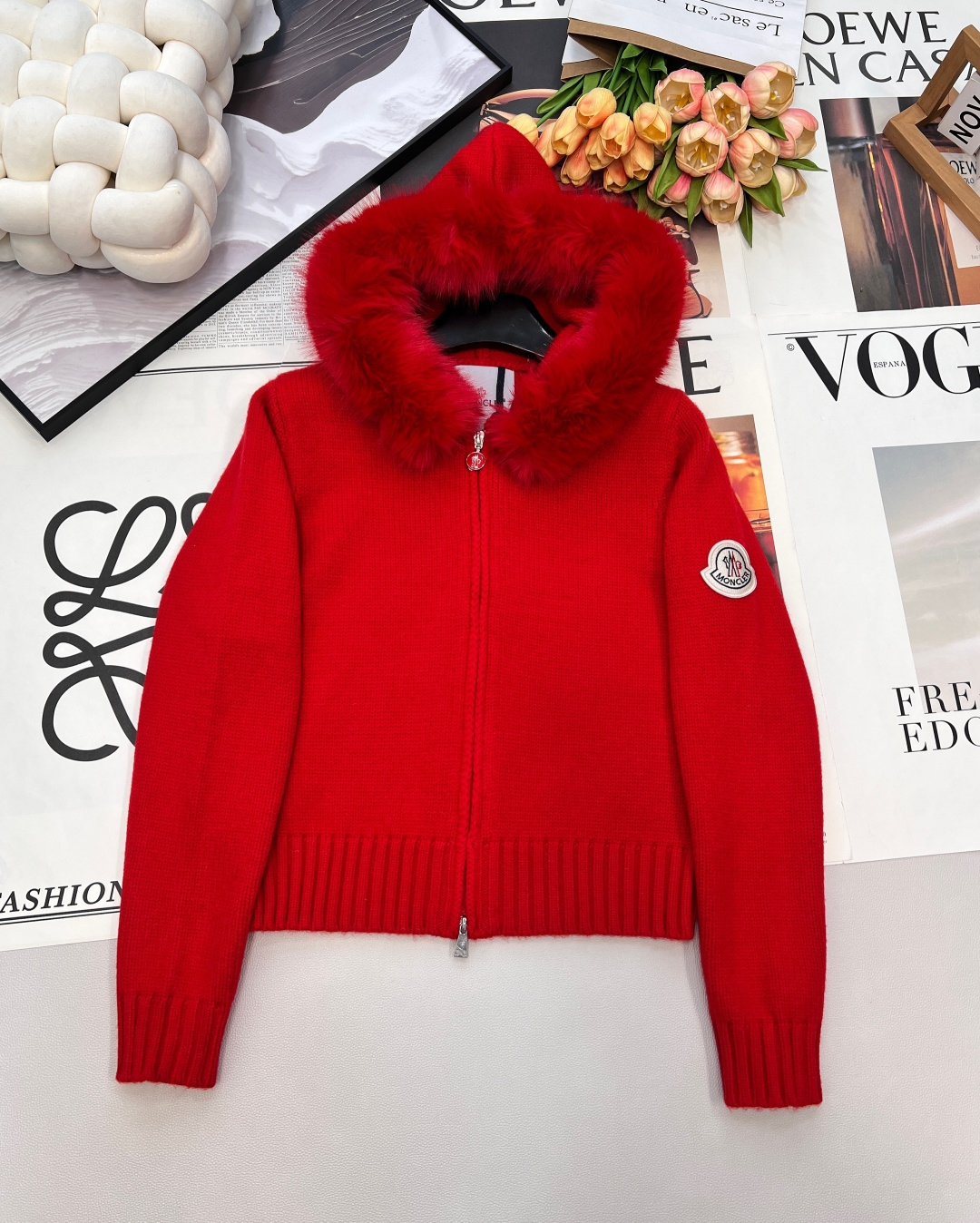 NO:695637,Moncler's detachable furry hooded knitted cardigan is a light and luxurious addition to your autumn and winter wardrobe. The soft and waxy knitted texture wraps up the gentle warmth, and the fluffy fur collar on the brim is detachable, switching between a sweet girl atmosphere and a neat style with one click; the brand logo on the arm  The patch is hidden for recognition, and the short cut is paired with ribbed edges to easily outline the waistline. Whether it is worn with jeans or a skirt, it can be worn casually and exquisitely in winter. With a sense of atmosphere, who can resist this woolly knitted cardigan from Moncler?  Soft and skin-friendly, the plush edge of the hood comes with a gentle winter buff, and the detachable design also unlocks two ways to wear it. The classic logo patch on the arm is the brand's iconic detail. The short version raises the waistline and shows off the proportions. Wearing it will make you look like a rich daughter in winter who is sweet and cool. The warm and fashionable atmosphere will directly fill you!  Complete with three standards, three colors, size sml code M, skirts, jeans, hats,19860909Moncler可拆卸毛毛连帽针织开衫,是秋冬衣橱的轻奢点睛之选.软糯针织肌理包裹住温柔暖意,帽檐的蓬松毛领可拆卸,一键切换甜妹氛围与利落格调；手臂处的品牌徽标贴片暗藏辨识度,短款剪裁搭配罗纹收边,轻松勾勒腰线,无论是搭牛仔裤还是半裙,都能拿捏随性又精致的冬日穿搭感.氛围感,谁能拒绝Moncler这件毛毛针织开衫啊！软糯又亲肤,连帽的毛绒边自带冬日温柔buff,可拆卸设计还能解锁两种穿法～手臂上的经典徽标贴片是品牌标志性细节,短款版型拉高腰线超显比例,穿上就是又甜又酷的冬日富家千金,保暖又时髦的氛围感直接拉满！三标齐全,三色出 尺码sml 编码M,,skirts,jeans,hats,,Women's clothing
