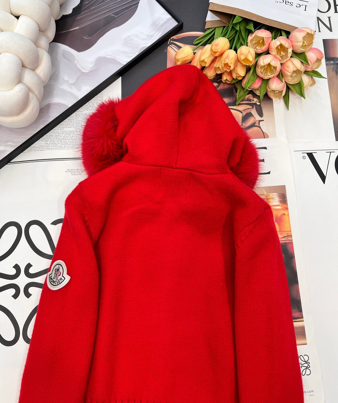 🆕Moncler可拆卸毛毛连帽针织开衫，是秋冬衣橱的轻奢点睛之选。软糯针织肌理包裹住温柔暖意，帽檐的蓬松