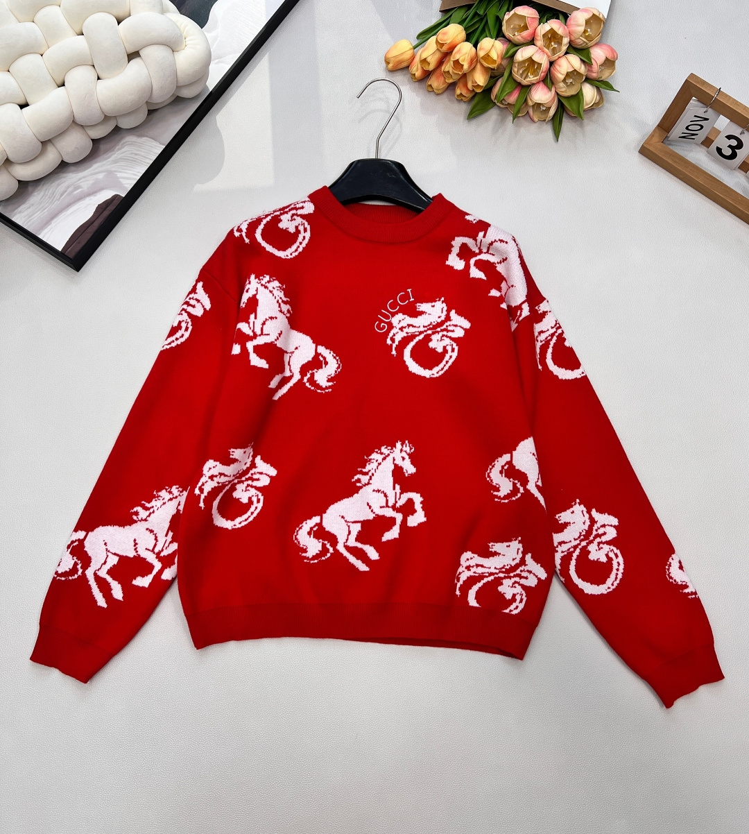 NO:695610,GUCCI Limited Edition for the Year of the Horse, a booming knitted sweater, customized jacquard horse pattern with contrasting letter embroidery, ribbed neckline, cuffs and hem, contrasting double weaving process!  The soft and waxy feel is super soft. The horse positioning and contrasting color design are classic and fashionable!  The loose version is versatile and looks good with any outfit. The texture is full of girlishness, which is cute and fashionable. Complete with three standards, large quantities are shipped. Size sml code G,, gucci,19860909GUCCI 马年限定 红红火火针织衫 定制撞色字母刺绣提花马图案 罗纹领口,袖口和下摆 撞色双织工艺！软糯糯的手感超柔软.骏马定位撞色设计经典时髦！ 宽松版型百搭不挑人怎么搭都好看.质感满满的少女感,可可爱爱上身超时髦.三标齐全,大货出 尺码sml 编码G,,gucci,,Women's clothing
