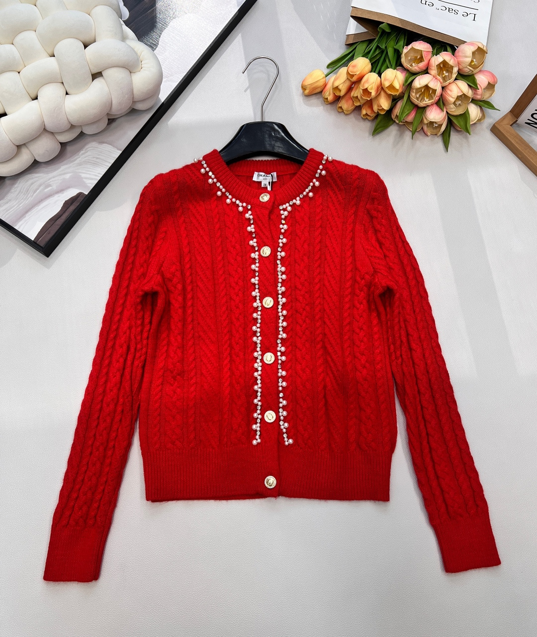 NO:695598,CHANEL gold-button cable-knit round-neck cardigan, made of wool, classic cable texture + gold buttons, full of elegant retro temperament, round-neck design, very suitable for autumn and winter, warm and layered, paired with skirts or high-waisted pants, you can easily get a high-end lazy style, and can be used for daily commuting or leisure!  Multiple strands of yarn are interlaced to create a three-dimensional pattern, which is thick but fluffy and soft. It fits the body shape but is not restrictive. It balances French laziness and sophistication just right. The round neck design modifies the neck line, and the minimalist version is compatible with all scenes ~ The gold buckle is the soul element of the brand, and the retro luster contrasts sharply with the black knitting. It is unobtrusive but eye-catching enough. Even if it is paired with simple jeans or a skirt, it can instantly improve the integrity of the look!  Complete three standards, three colors, size, sml code, chanel, skirts, jeans,19860909CHANEL 金扣绞花针织圆领开衫,羊毛材质,经典绞花纹理+金色纽扣,优雅复古气质满分,圆领设计,秋冬穿超合适,保暖又有层次感,搭配裙装或高腰裤,轻松get高级慵懒风,日常通勤或休闲都能驾驭! 多股纱线交错编织出立体纹路,厚实中藏着蓬松柔软,贴合身形却不束缚,将法式慵懒与精致平衡得恰到好处.圆领设计修饰颈部线条,极简版型兼容所有场景～ 金扣作为品牌灵魂元素,复古光泽与黑色针织形成鲜明对比,不张扬却足够吸睛,哪怕搭配简单的牛仔裤或半身裙,也能瞬间提升造型完整度！三标齐全,三色出 尺码sml 编码,,chanel,skirts,jeans,,Women's clothing