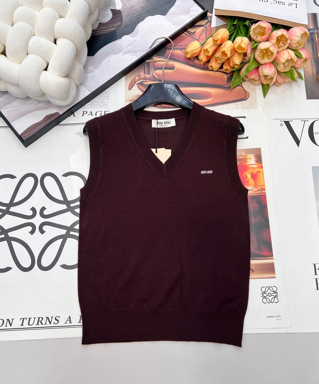 NO:696379,MIUMIU small letter wool sweater vest, small letter embellishment, low-key luxury, highlights the brand charm and enhances the overall texture. It is made of high-quality wool fabric, soft and skin-friendly, and the slim tailoring perfectly outlines the body curve, showing the charming charm of women, elegant and generous. The wool yarn texture is fine, thin and comfortable, not stuffy at all, the version is super good, full of elasticity, slimming and slimming, perfect to set off the waist, slimming and high elongation ratio, universal and versatile item, complete three standards, large shipments  Size sml code M,,miumiu,19860909MIUMIU 小字母羊毛针织衫背心,小字母点缀,低调奢华,彰显品牌魅力,提升整体质感. 精选优质羊毛面料,柔软亲肤,修身剪裁完美勾勒身材曲线,展现女性迷人魅力,优雅大方. 羊毛纱线质感细腻轻薄舒适,完全不会闷热,版型超级好 弹力十足,收身又显瘦,完美衬托腰身显瘦显高拉长比例,万能百搭单品,三标齐全,大货出 尺码sml 编码M,,miumiu,,Women's clothing