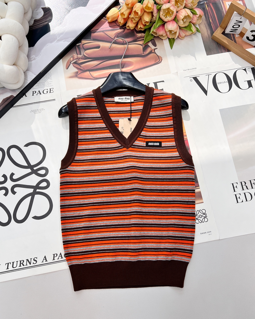 NO:696368,MIU MIU striped letter wool sweater vest, classic striped design, simple yet fashionable, wearing it makes your whole body sparkle!  Classic letter embellishment, simple and beautiful, a must-have item for summer dopamine wear. Contrasting colors inject youthful vitality into the classic stripes. No matter how you style it, it will be eye-catching. The version is simple and generous, and is friendly to all body types, allowing the free and relaxed atmosphere to be revealed!  Complete three standards, big shipments, size, sml code, miumiu,19860909MIU MIU条纹字母羊毛针织衫背心、经典的条纹设计,简洁而不失时尚感,穿在身上仿佛整个人都在闪闪发光！ 经典字母点缀,简约靓丽,夏日多巴胺穿搭必备单品 撞色碰撞于经典条纹中注入年轻活力 任你怎么凹造型都吸睛满满版型简单大方,对各种身材都很友好让自由、轻松的氛围展露无遗！三标齐全,大货出 尺码sml 编码,,miumiu,,Women's clothing