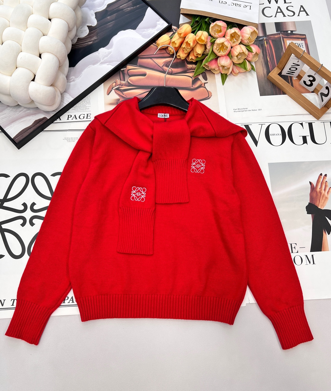 NO:696335,LOEWE25's new New Year's red sweater has a classic round neck and loose long sleeves. The soft and waxy knitted texture is skin-friendly and lazy, and it is very tolerant to various body shapes.  The shawl of the same color is the finishing touch. The detachable design unlocks versatile wearing options. It is an elegant French accent when worn around the neck. It is casual and casual when worn on the shoulders. The sweater is simple and neat when worn alone. The embroidered logo on the shawl and body is exquisite and three-dimensional, highlighting the brand recognition in a low-key manner, and the details are ingenious.  The color of New Year's red is warm and festive. Whether it is a holiday party or a daily outing, it can become the focus of the style. It is a treasure item in the wardrobe that brightens up winter wear. It has all three standards and is shipped in large quantities. Sizes are sml, loewe, sweaters, shawls,19860909LOEWE25新款新年红针织衫,经典圆领搭配宽松长袖,软糯的针织质地亲肤又慵懒,对各种身形都极具包容度. 同色系披肩是点睛之笔,可拆卸的设计解锁百变穿法系于颈间是优雅的法式腔调,搭在肩头是随性的休闲感,单穿毛衣又尽显简约利落.披肩与衣身的刺绣logo精致立体,低调中彰显品牌辨识度,细节处见匠心. 新年红的色调热烈又喜庆,不管是节日聚会还是日常出街,都能成为造型焦点,是衣橱里点亮冬日穿搭的宝藏单品.三标齐全,大货出 尺码sml 编,,loewe,sweaters,shawls,,Women's clothing