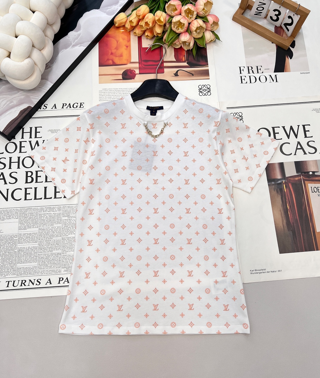 NO:697171,Louis  Vuitton2026 new round neck printed chain, customized YB mercerized cotton material, breathable and comfortable, full of texture, regular short-sleeved T-shirt cut, highlighting the brand style, made of heavyweight pure cotton, slightly stretchy, showing a slimming visual effect  , the neckline is highlighted by white threaded edges with a metal letter label chain, four-leaf clover letters are printed all over the body, and the whole body is white with coral orange or sky blue jacquard. The youthful atmosphere suddenly increases, and it looks stylish when worn alone. Customized fabrics, three labels are complete, and two colors are outstanding.  Size sml code,,louis vuitton,T-shirt,tees,t-shirt,19860909Louis Vuitton2026新款圆领印花链条,定制YB丝光全棉材质,透气舒适,质感十足,常规短袖T恤裁剪,凸显品牌格调,采用克重纯棉制成,略带有弹力,呈现显瘦视觉效果,领口以金属字母标链条白色螺纹包边作设计亮点,大身满印四叶草字母,通体白色底色珊瑚橘或天蓝色提花,青春气氛骤增,单穿内搭都出彩时髦.定制面辅料,三标齐全,两色出 尺码sml 编码,,louis vuitton,T-shirt,tees，t-shirt,,Women's clothing