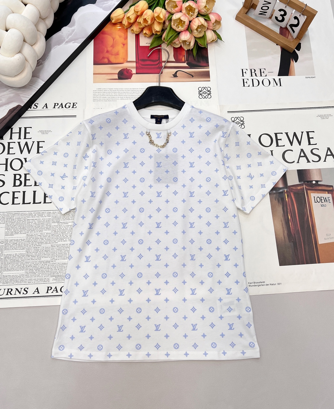 NO:697166,Louis  Vuitton2026 new round neck printed chain, customized YB mercerized cotton material, breathable and comfortable, full of texture, regular short-sleeved T-shirt cut, highlighting the brand style, made of heavyweight pure cotton, slightly stretchy, showing a slimming visual effect  , the neckline is highlighted by white threaded edges with a metal letter label chain, four-leaf clover letters are printed all over the body, and the whole body is white with coral orange or sky blue jacquard. The youthful atmosphere suddenly increases, and it looks stylish when worn alone. Customized fabrics, three labels are complete, and two colors are outstanding.  Size sml code,,louis vuitton,T-shirt,tees,t-shirt,19860909Louis Vuitton2026新款圆领印花链条,定制YB丝光全棉材质,透气舒适,质感十足,常规短袖T恤裁剪,凸显品牌格调,采用克重纯棉制成,略带有弹力,呈现显瘦视觉效果,领口以金属字母标链条白色螺纹包边作设计亮点,大身满印四叶草字母,通体白色底色珊瑚橘或天蓝色提花,青春气氛骤增,单穿内搭都出彩时髦.定制面辅料,三标齐全,两色出 尺码sml 编码,,louis vuitton,T-shirt,tees，t-shirt,,Women's clothing