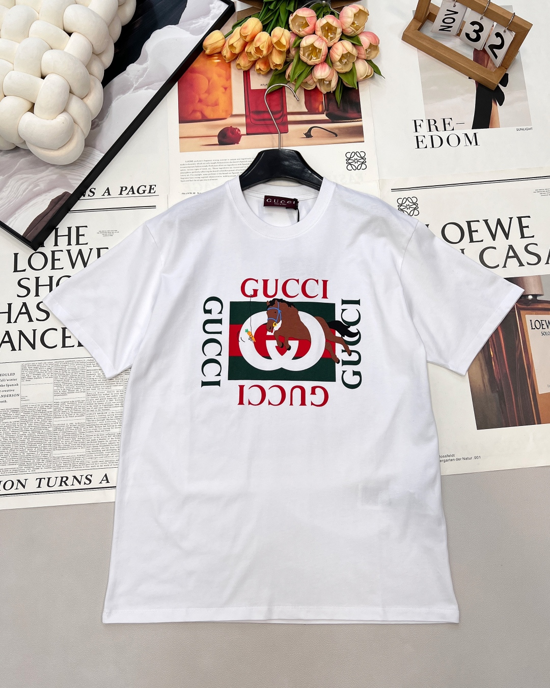 NO:697189,Gucci2026 new Lunar New Year bubble printed round neck short-sleeved T-shirt, New Year Lunar New Year series #Customized YB native cotton material, breathable and comfortable, full texture, loose short-sleeved T-shirt cut, classic double G letters with retro equestrian print, red and green contrasting colors  Outlining a strong brand style, the simple white T-shaped version is versatile and practical, and the cotton fabric is skin-friendly and comfortable. Daily wear can not only show your personality, but also easily achieve a high-end casual feel. In line with the meaning of the Year of the Horse and the New Year, it creates a high-end fashion style. Complete with three standards, large quantities are shipped.  Size sml code G,,gucci,T-shirt,tees,t-shirt,19860909Gucci2026新款贺岁起泡印花圆领短袖T恤,新年贺岁系列#定制YB原生全棉材质,透气舒适,质感十足,宽松短袖T恤裁剪,经典双G字母搭配复古马术印花,红绿撞色勾勒出浓郁的品牌风格,简约的白T版型百搭又实穿,棉质面料亲肤舒适,日常穿既能彰显个性,又能轻松拿捏高阶休闲感,应景马年新年蕴意,打造高级时尚风格.三标齐全,大货出 尺码sml 编码G,,gucci,T-shirt,tees，t-shirt,,Women's clothing